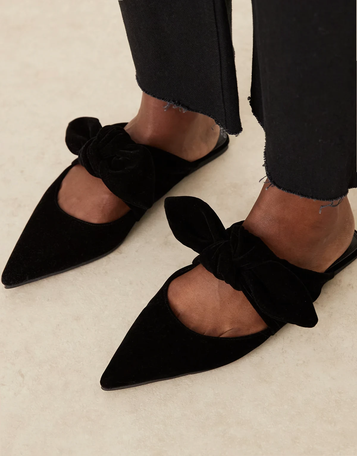 – Lunar – Samt-Mules in Schwarz mit Schleifendetail