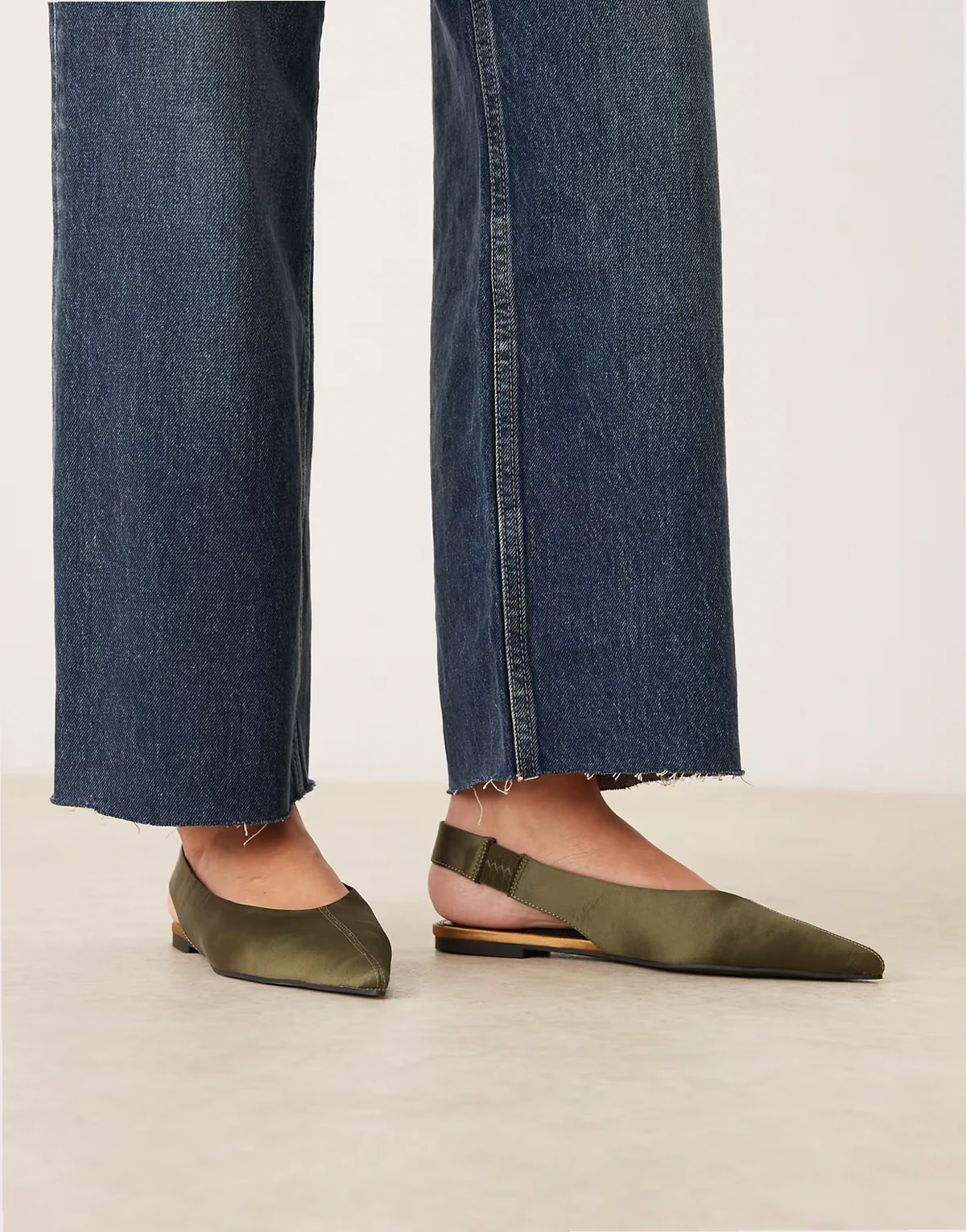 – Linford – Zielone satynowe balerinki z paskami za pietą