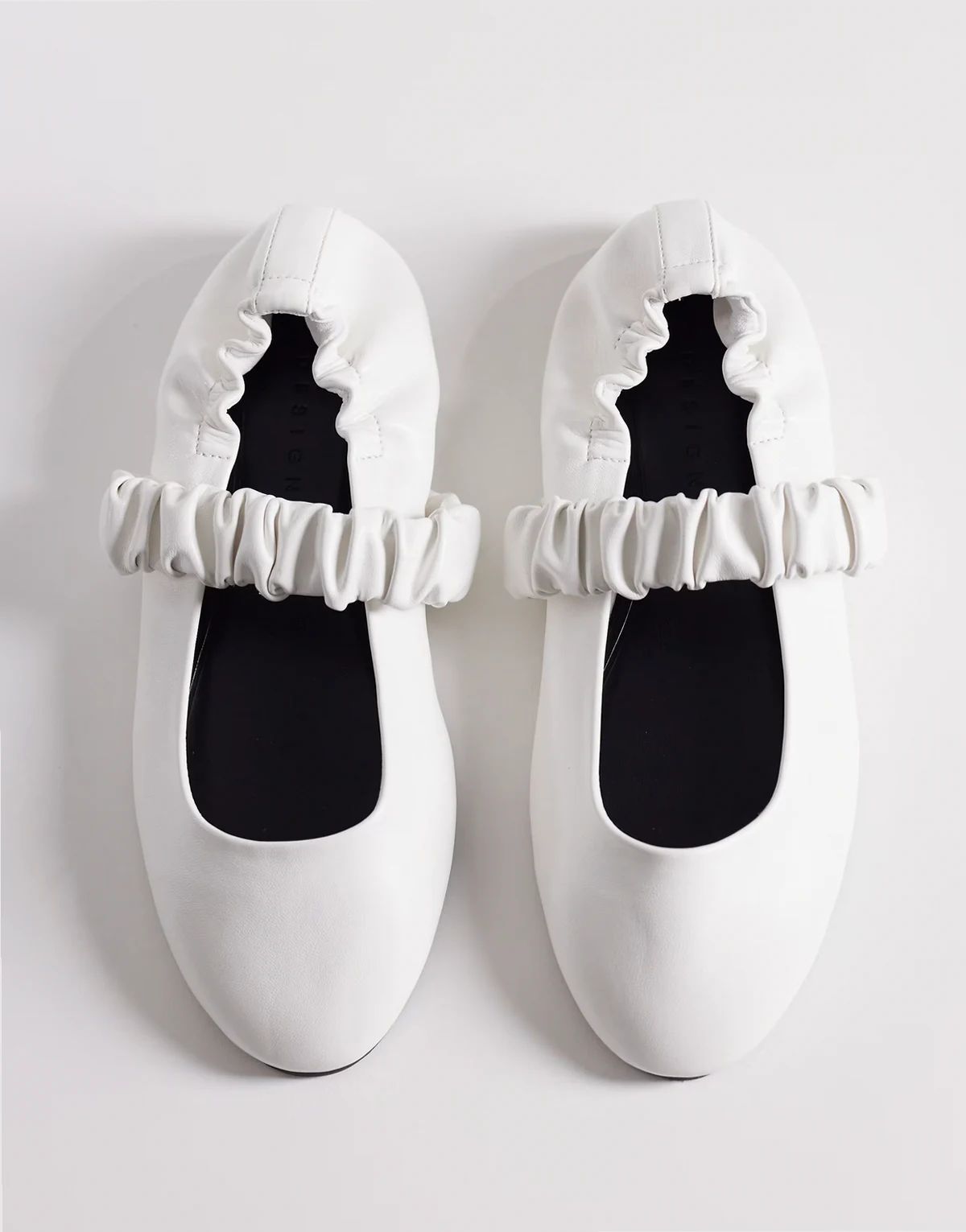 – Lira – Białe marszczone balerinki typu Mary Jane