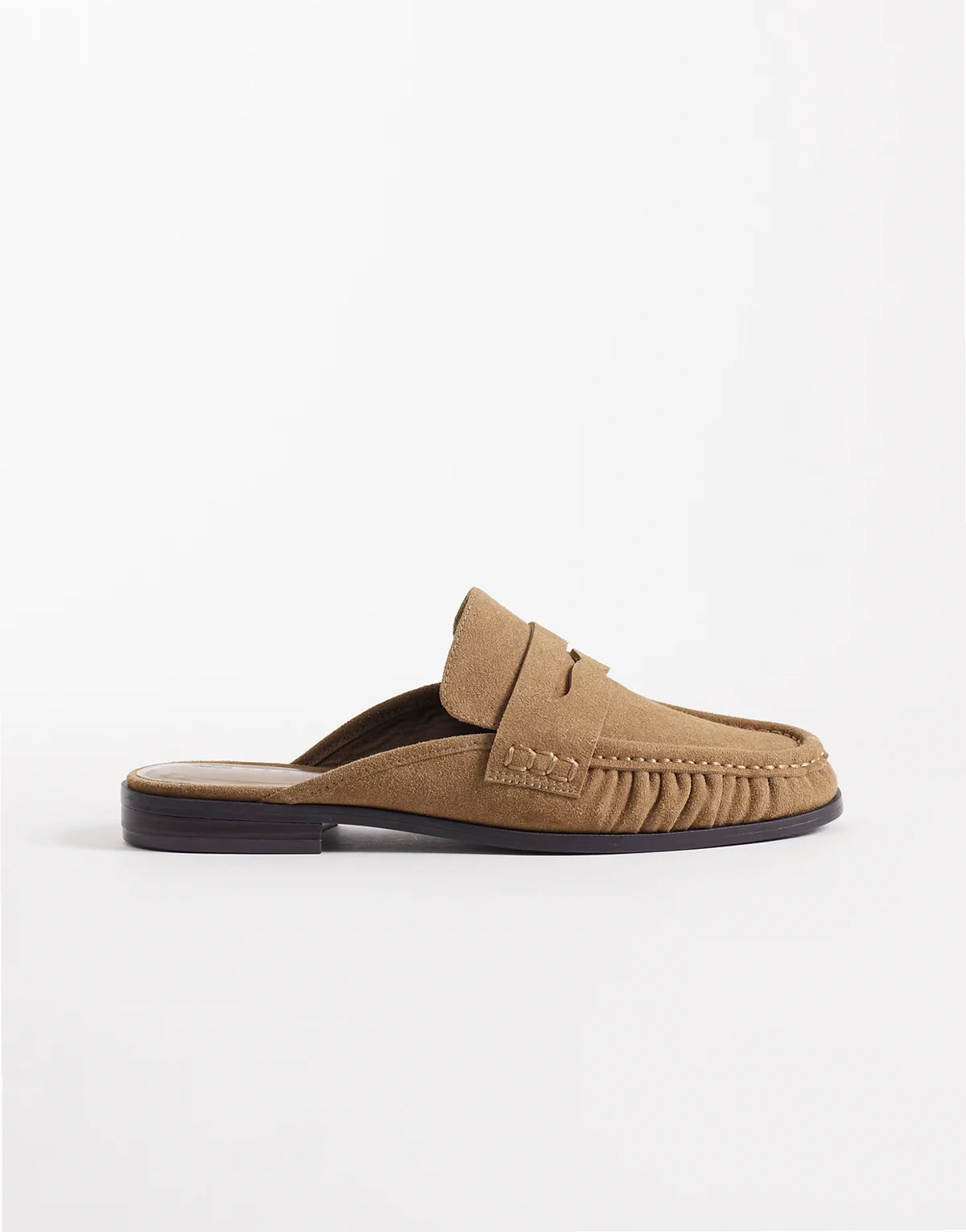 – Mouse – Zamszowe loafersy klapki w piaskowym kolorze z marszczeniem