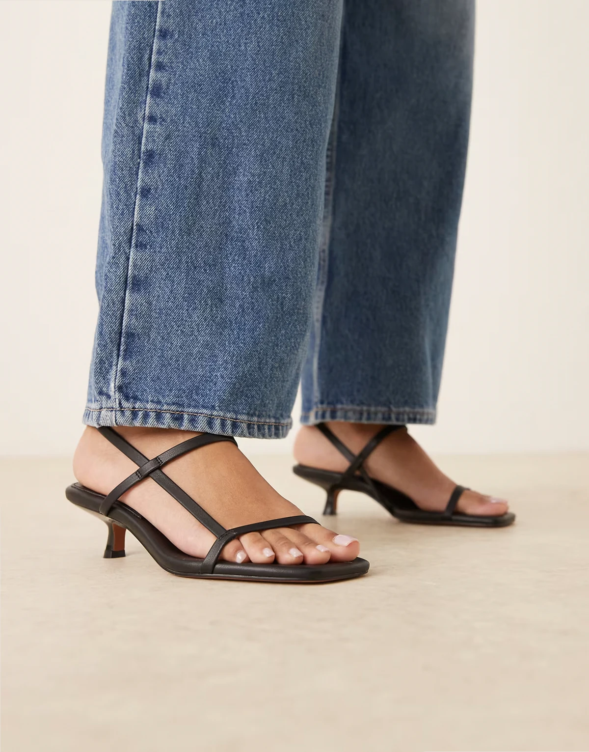 – Hop – Minimalistische Sandaletten in Schwarz mit Kitten-Absatz