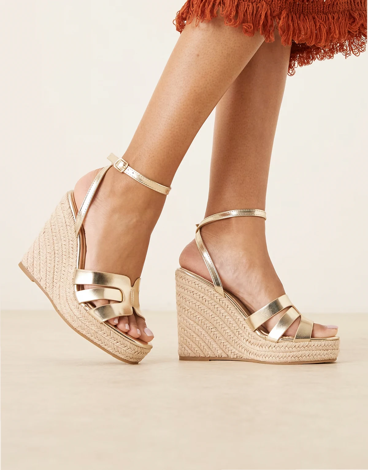 – Espadrilles-Sandalen mit Keilabsatz in Gold