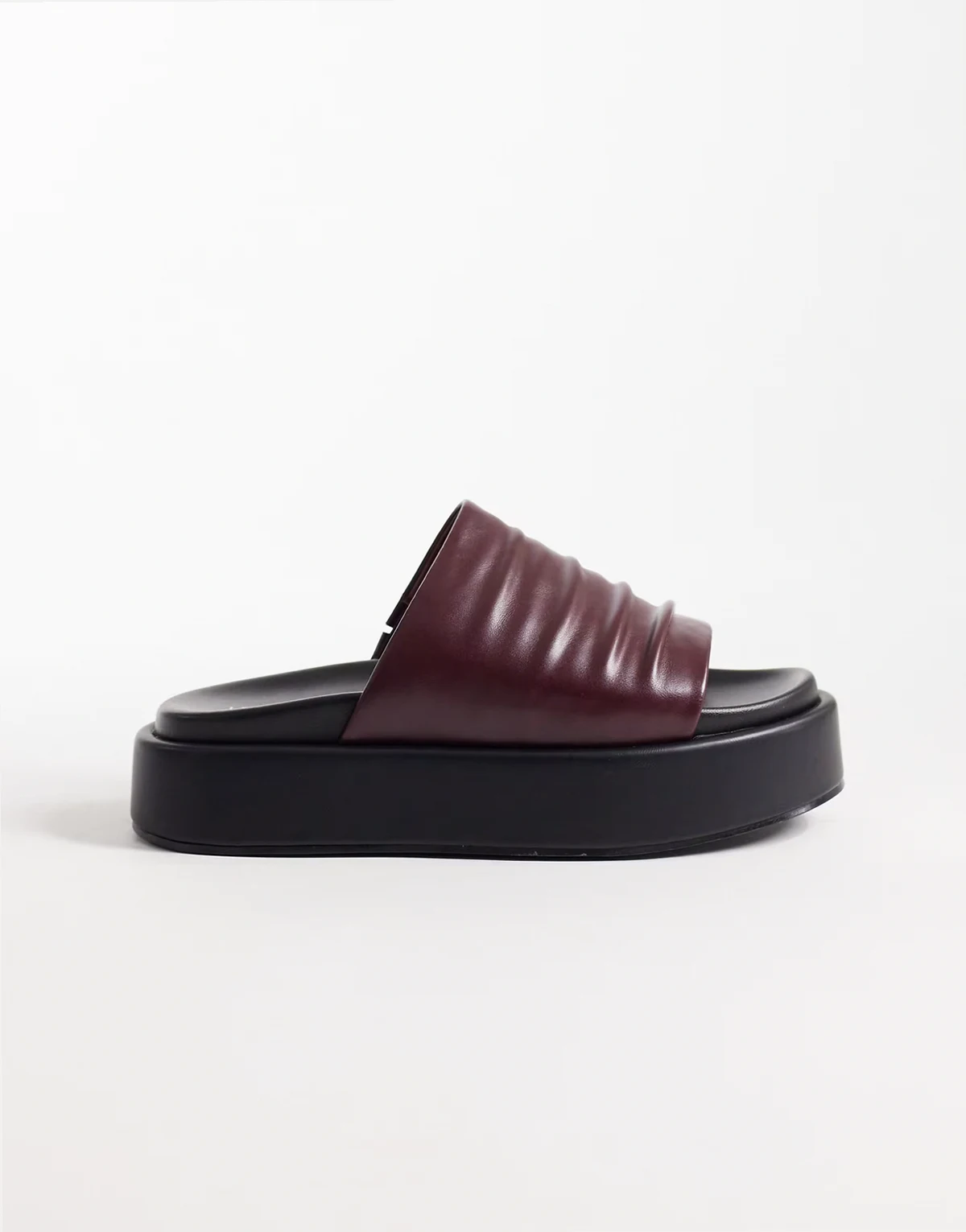 – Slider in Burgunderrot mit flacher Plateausohle, weite Passform