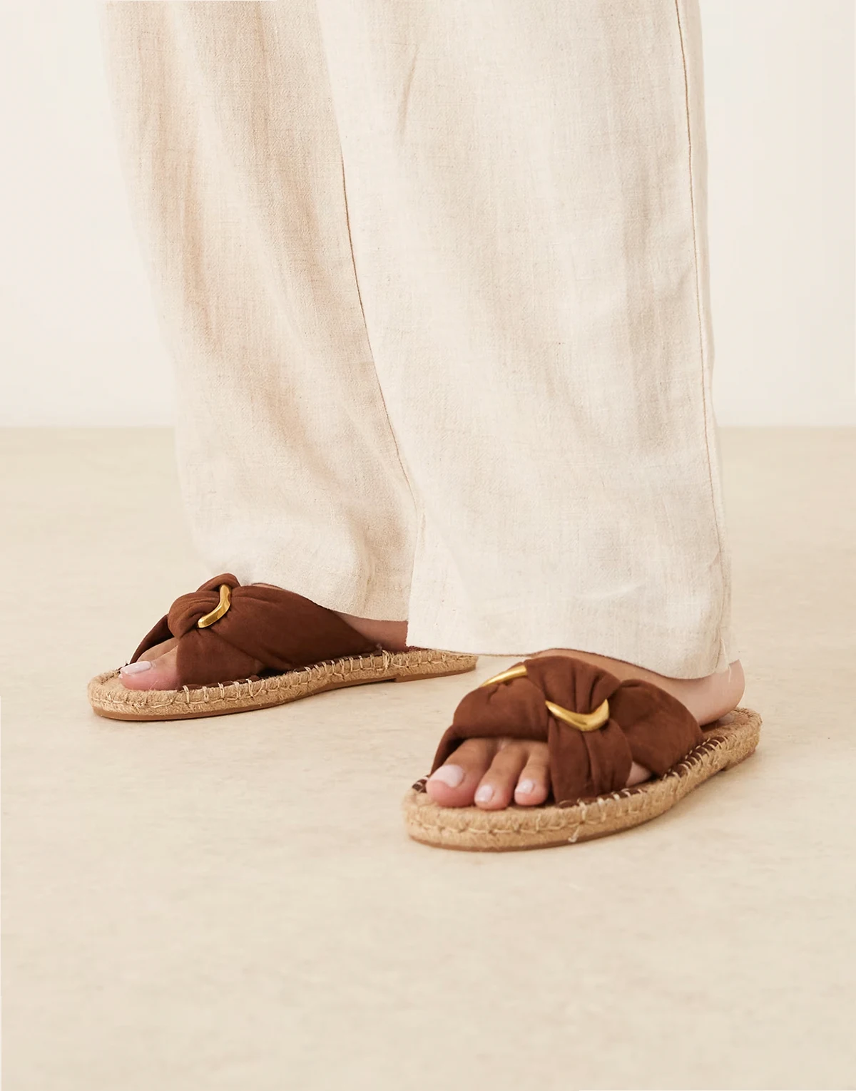 – Jade – Czekoladowe klapki espadryle z ozdobnym węzłem