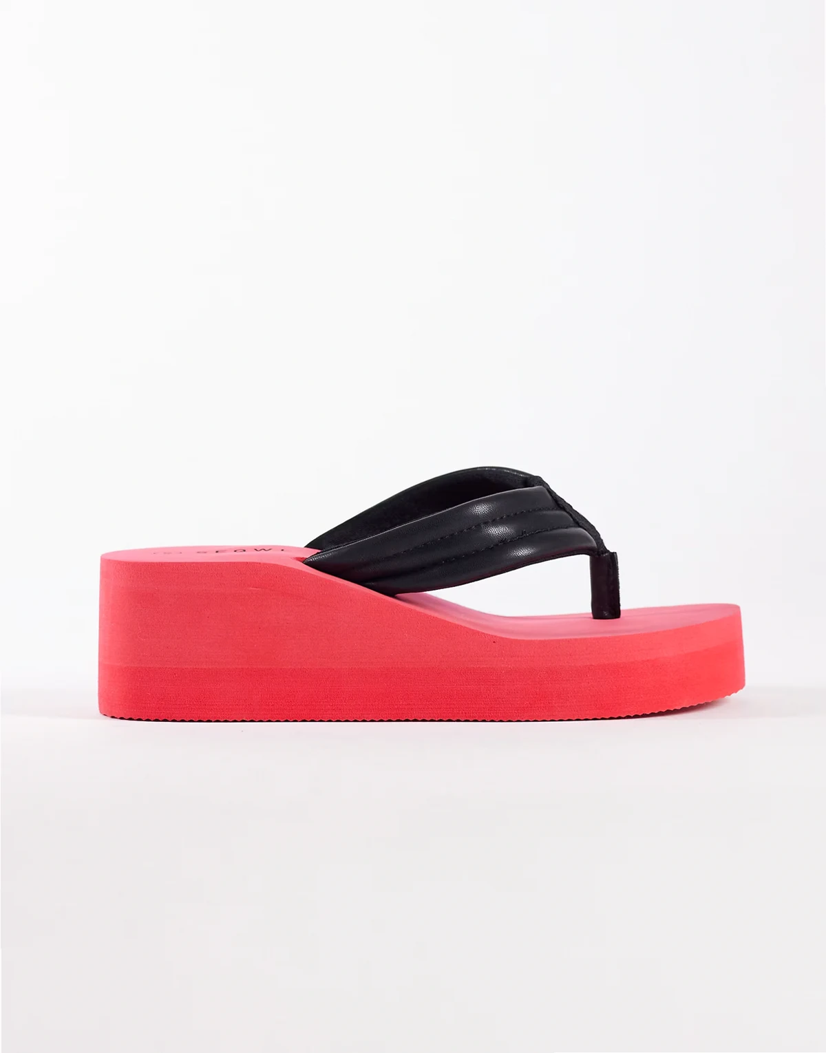 – Czarno-czerwone koturny na płaskiej platformie