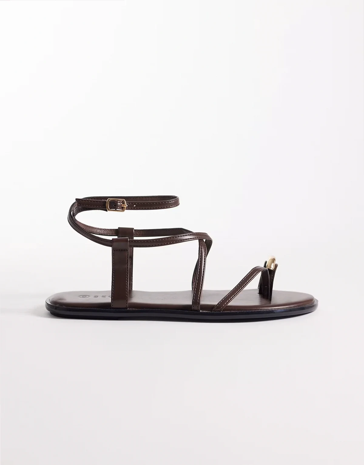 – Brązowe płaskie sandały z paseczkami i złotymi zdobieniami