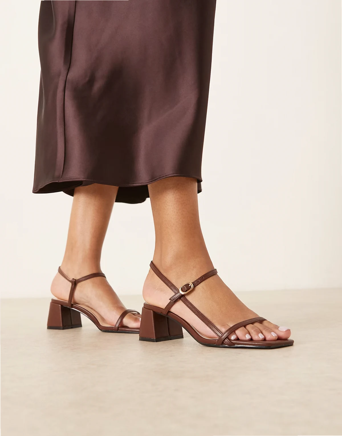 – Sandaletten in Schokobraun mit niedrigem Blockabsatz, weite Passform