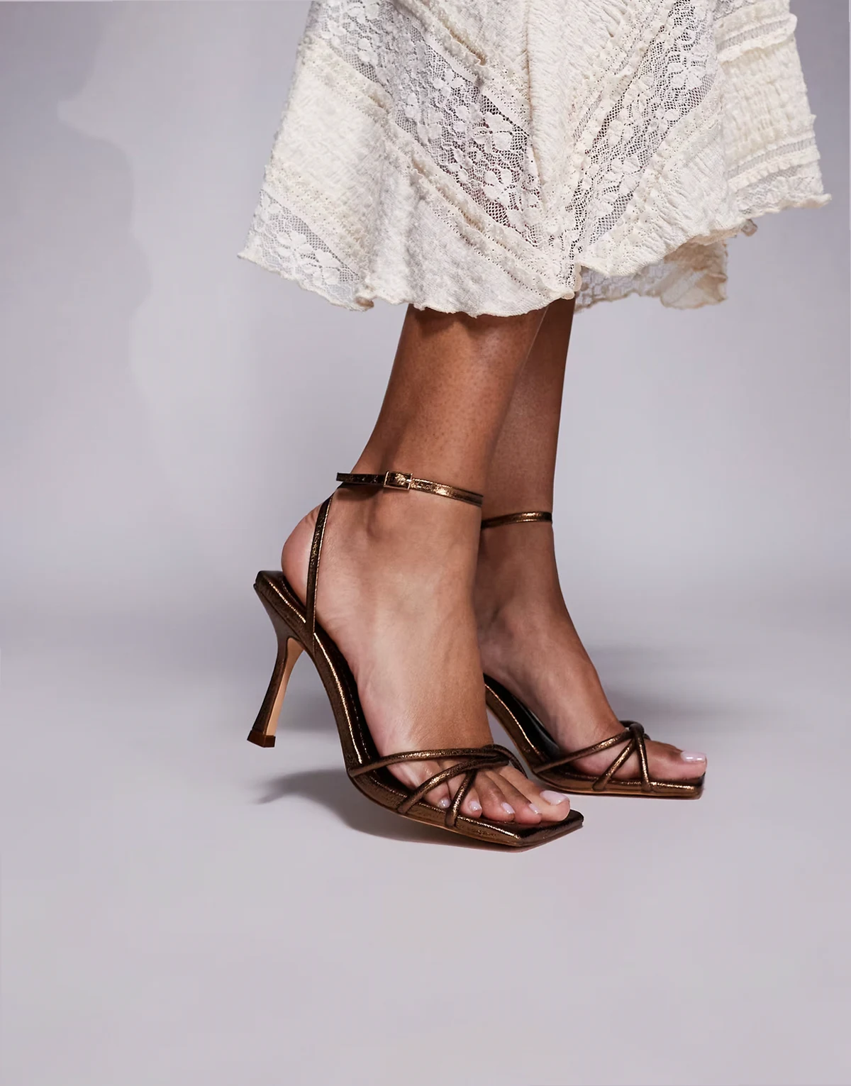 Fizzy low heel sandals in bronze
