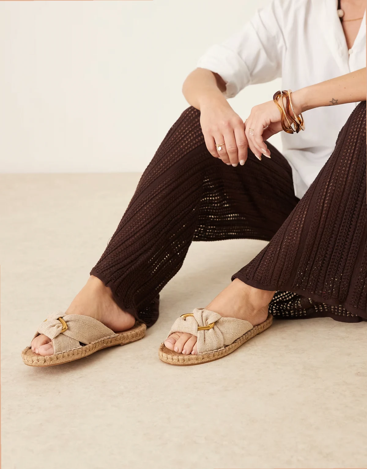 – Jade – Geknotete Espadrille-Pantoletten in Naturfarbe