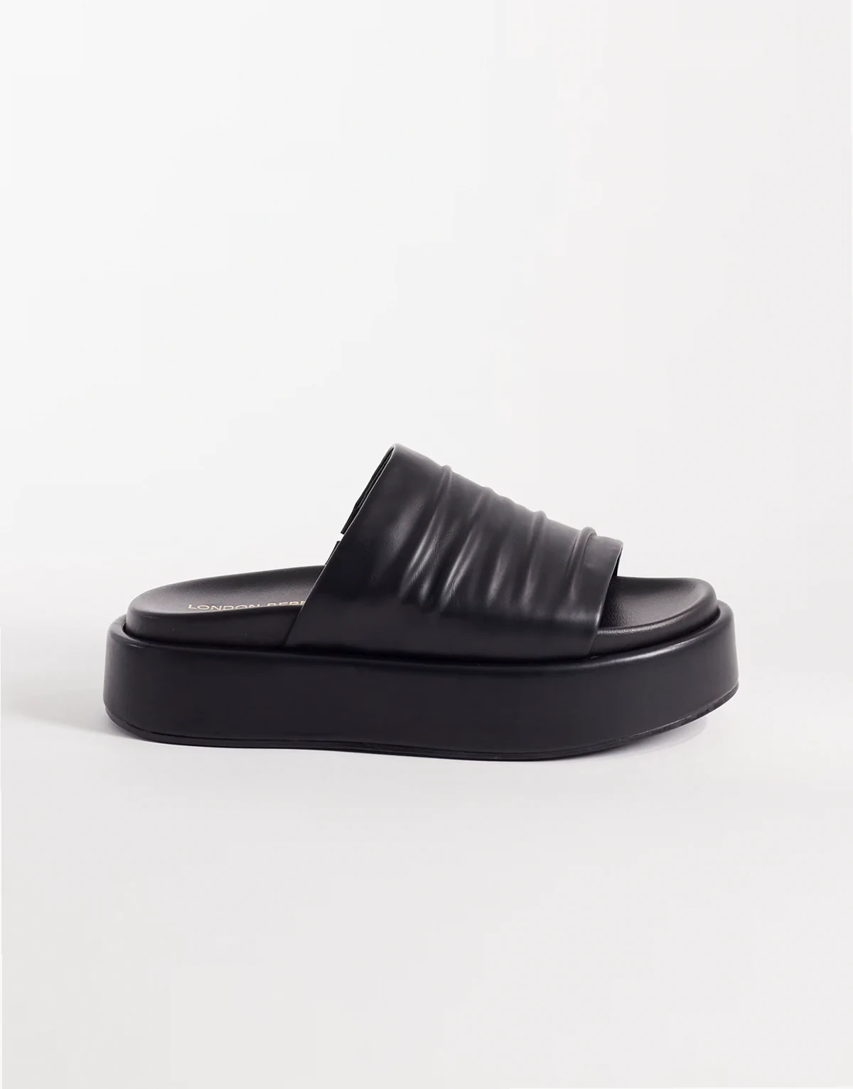 – Slider aus Leder in Schwarz mit flacher Plateausohle