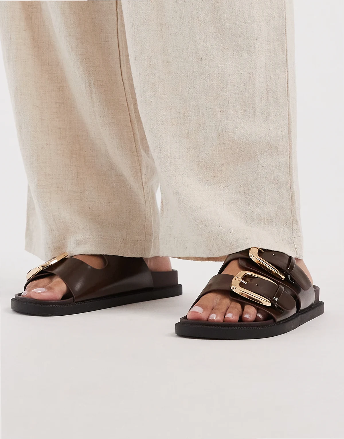 – Flache Sandalen in Braun mit zwei Schnallen, weite Passform