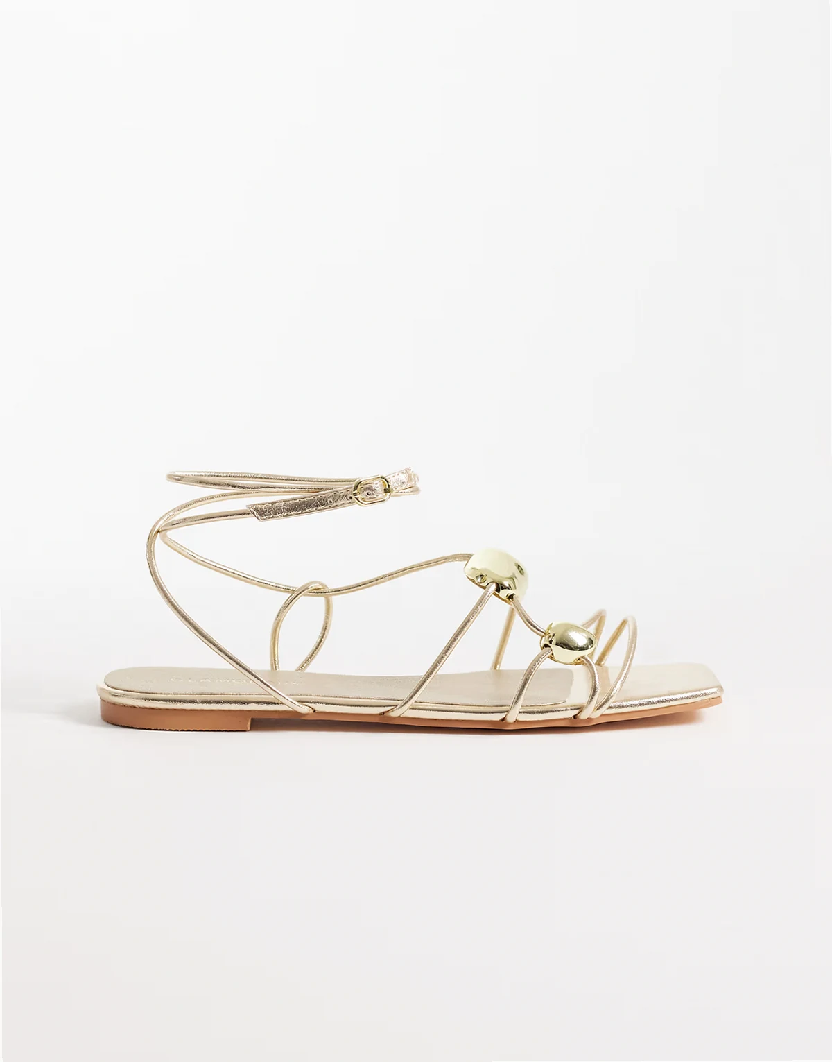 – Flache Sandalen mit Detail in Gold