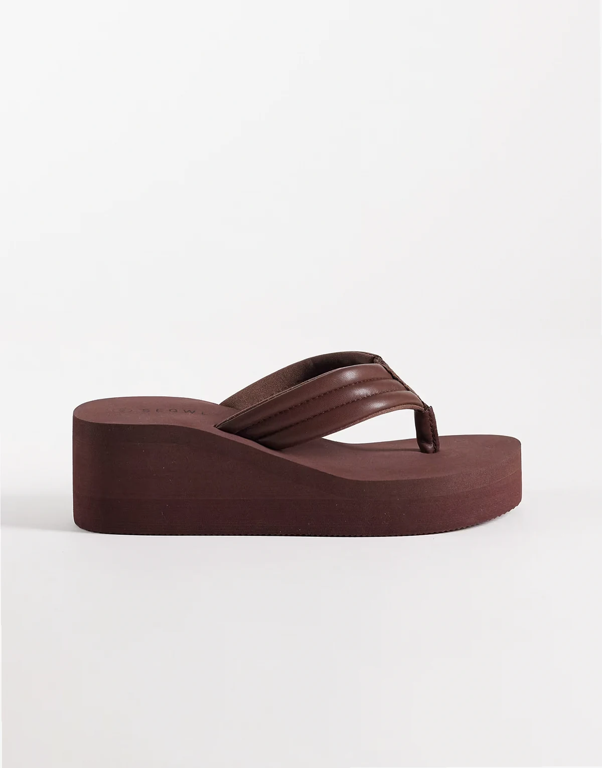 Thong flatform wedges in chocolate