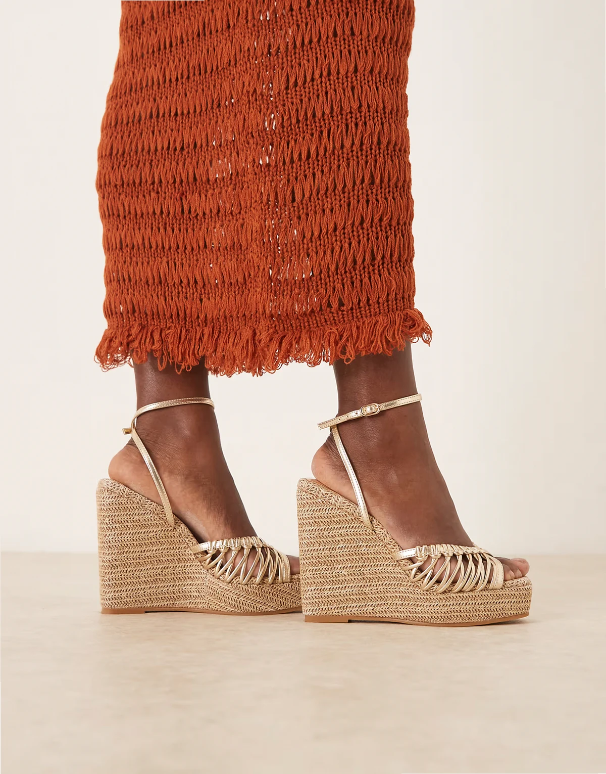 Toni woven knotted wedge sandals in gold