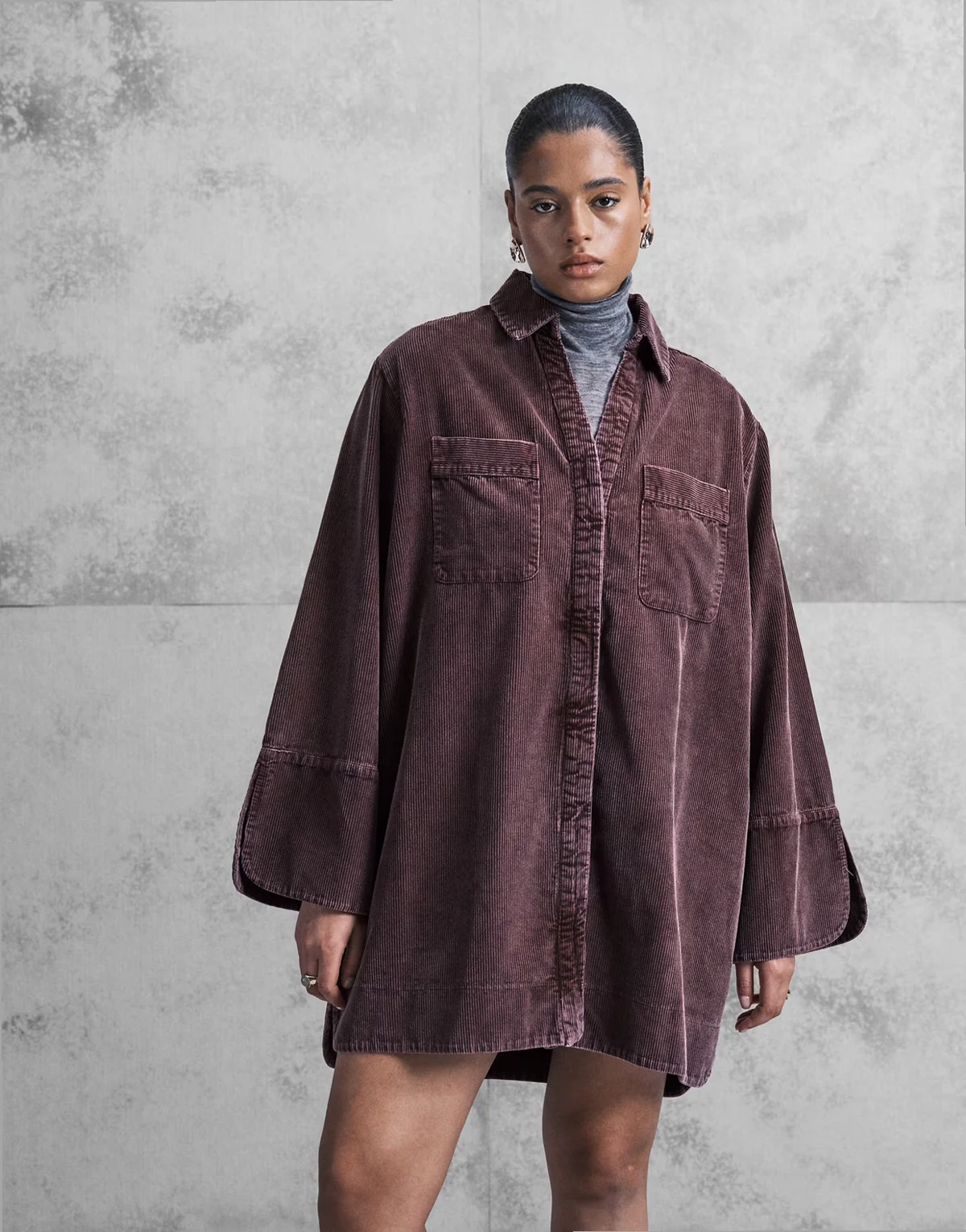 ASOS DESIGN Curve – Morwowa sztruksowa sukienka koszulowa mini z szerokimi mankietami i dużymi kieszeniami