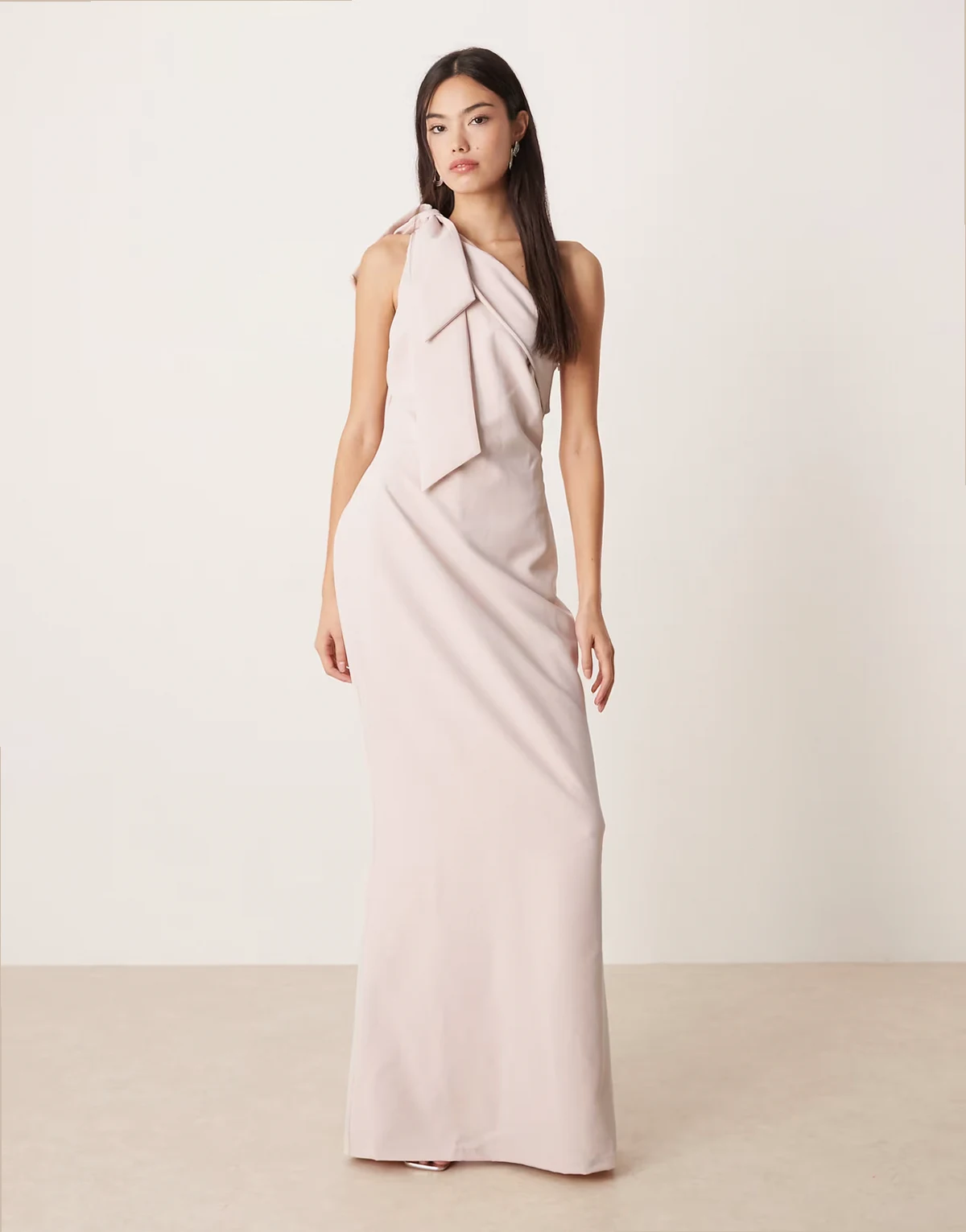 Bridesmaid – Nevaeh – Pudroworóżowa sukienka maxi na jedno ramię z krepy z kokardką