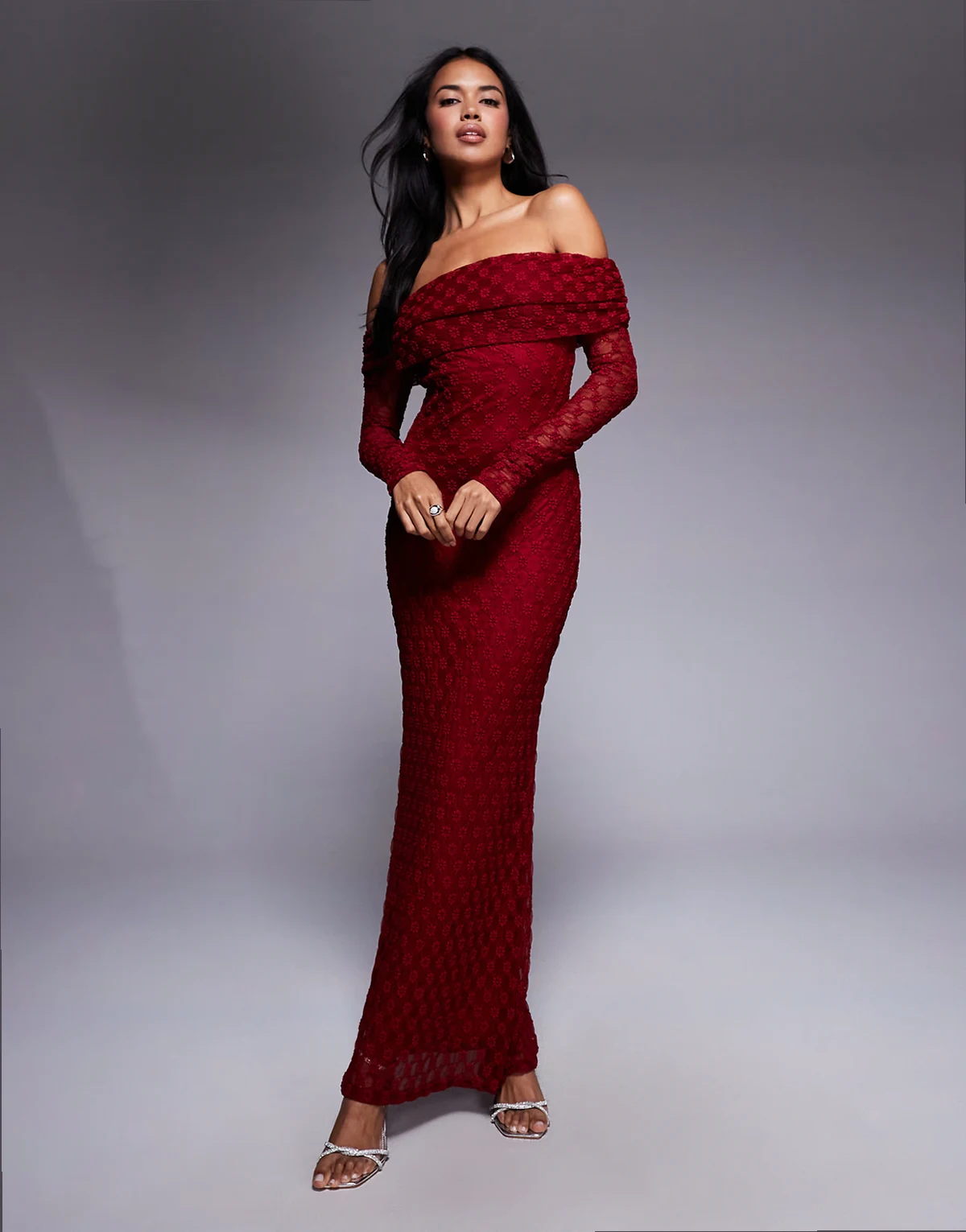 – Adoni – Czerwona sukienka maxi z długimi rękawami, odsłoniętymi ramionami i flokowanym wzorem