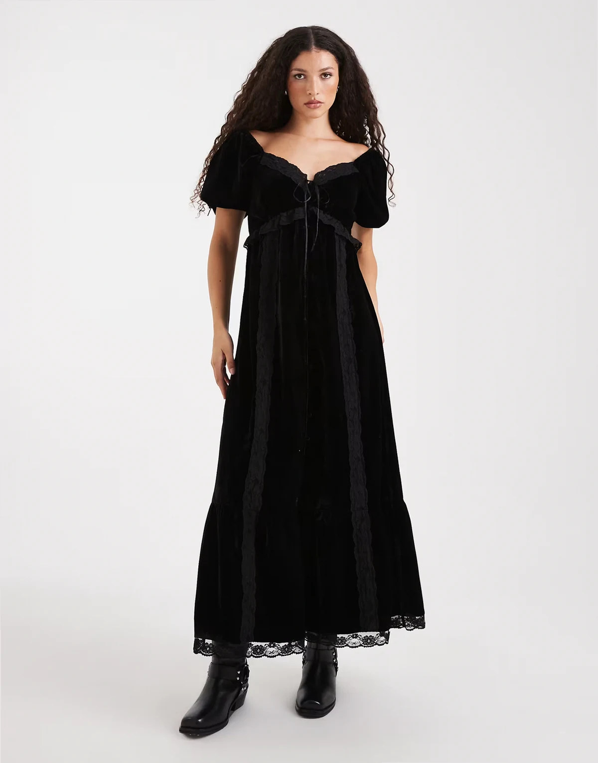 – Maxikleid aus Samt und Spitze in Schwarz mit Puffärmeln