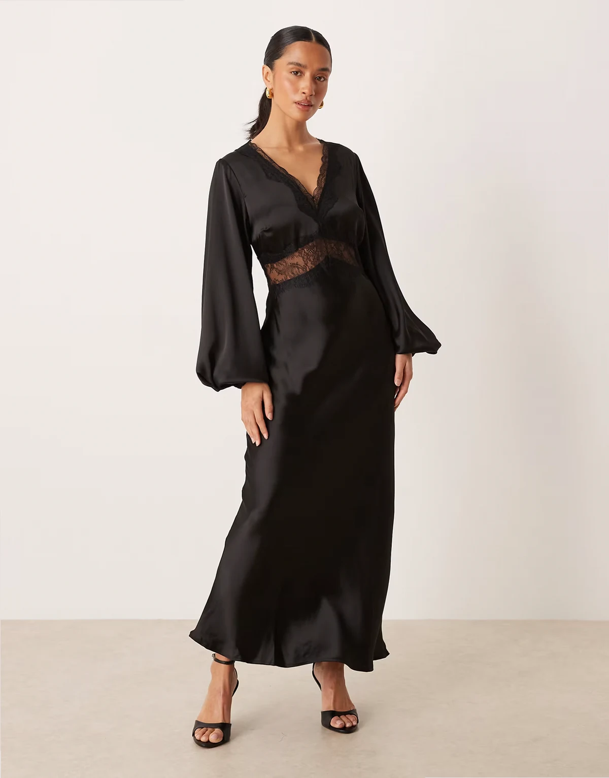 Gina Tricot – Satin-Maxikleid in Schwarz mit V-Ausschnitt, voluminösen Ärmeln und Spitzenverzierung in Petite-Größe