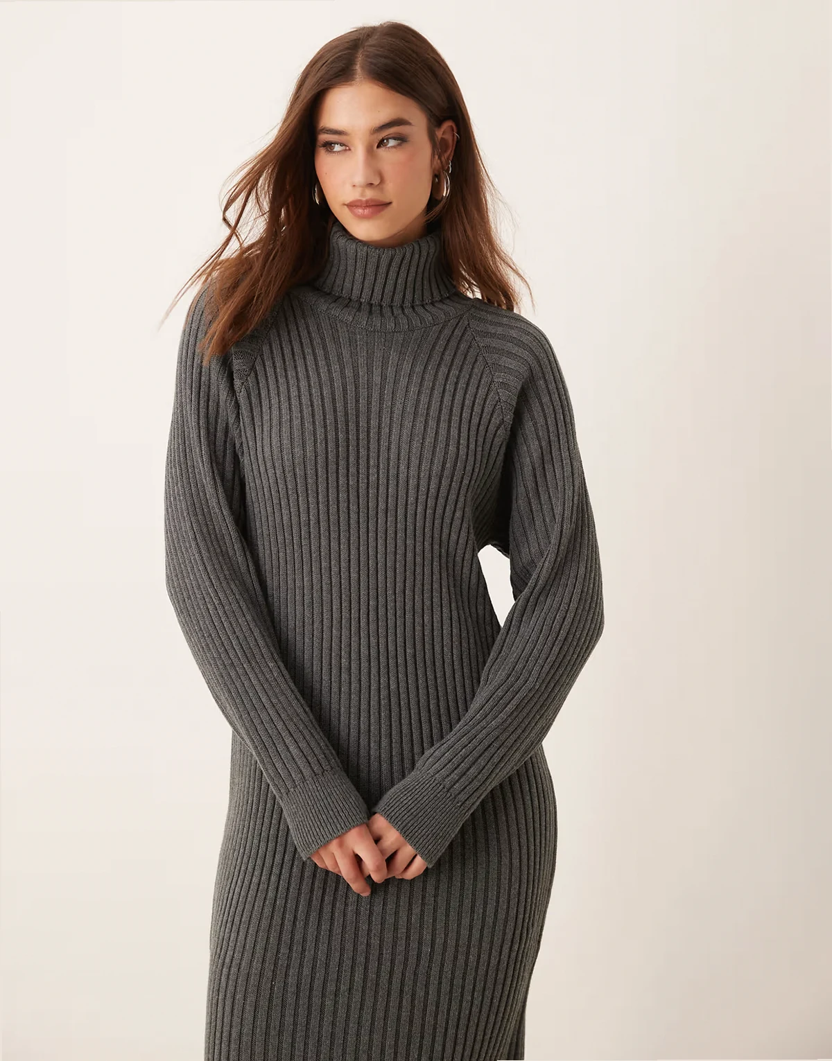 – Geripptes Rollkragenpullover-Midikleid in Grau