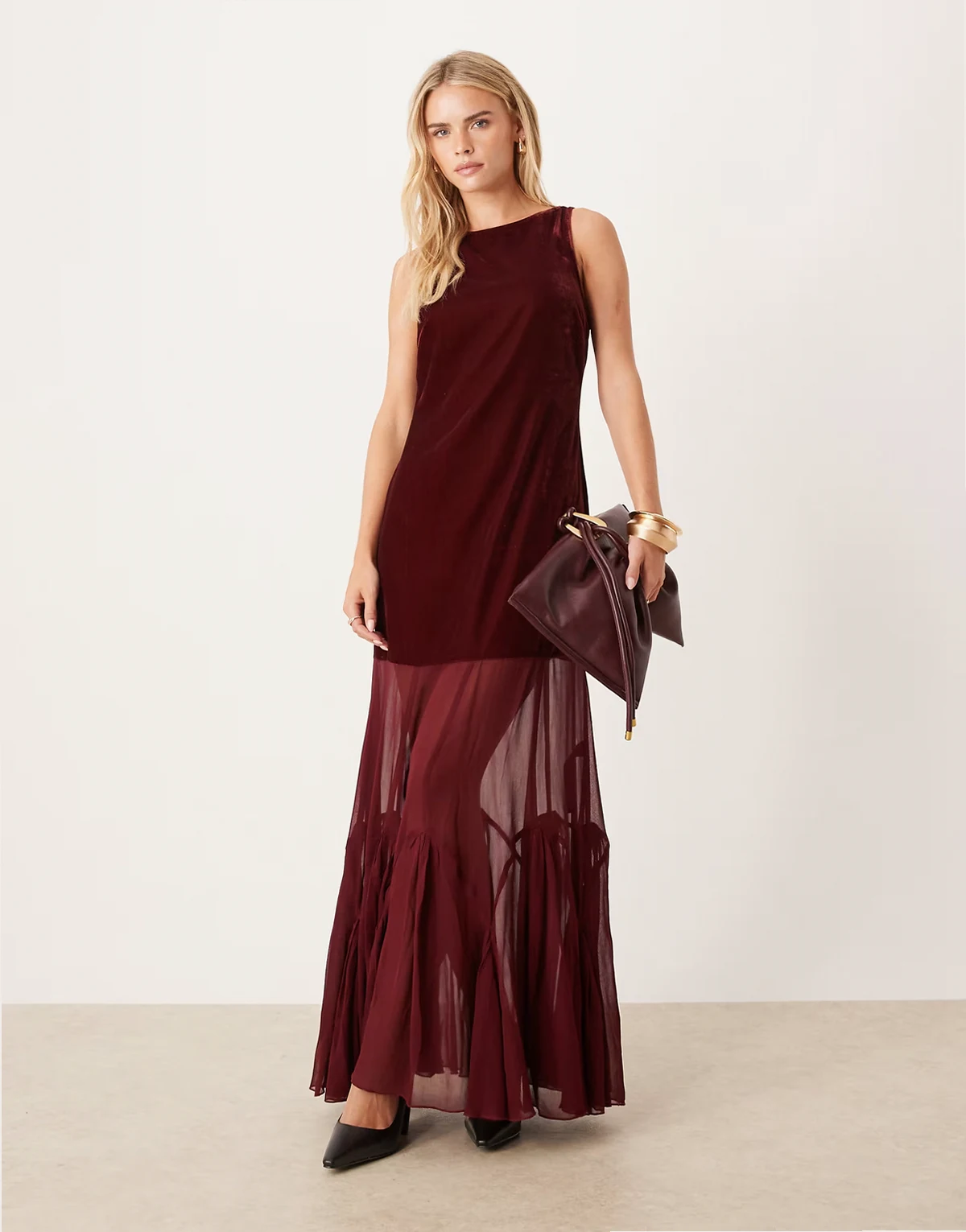 ASOS DESIGN Petite – Maxikleid aus Samt in Burgunderrot mit tiefer Taille und transparentem Godet-Rock