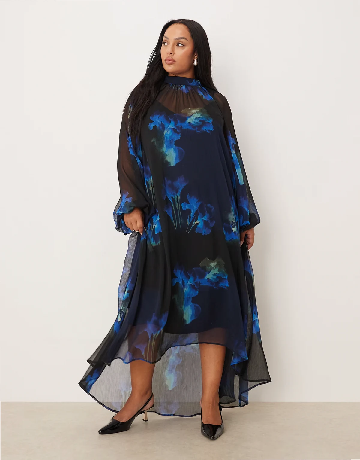 ASOS DESIGN Curve – Luźna sukienka maxi w niebieski kwiatowy wzór z wiązaniem przy szyi i obniżonym dołem