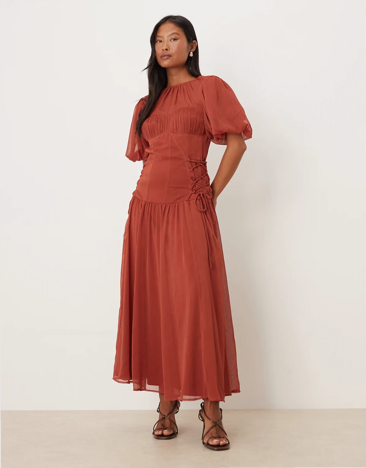 ASOS DESIGN Petite – Midaxikleid aus Chiffon in dunklem Rostbraun mit Puffärmeln