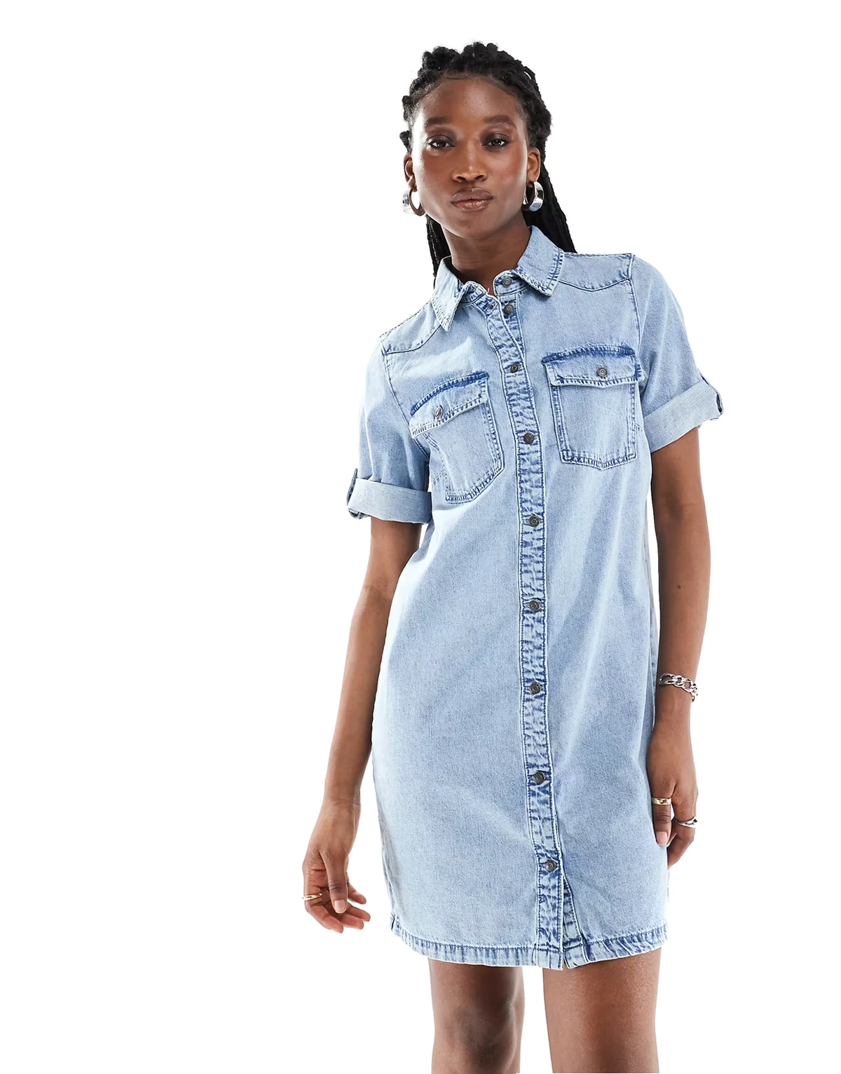 – Mini-Jeanskleid in hellblauer Waschung mit umgeschlagenen Ärmeln