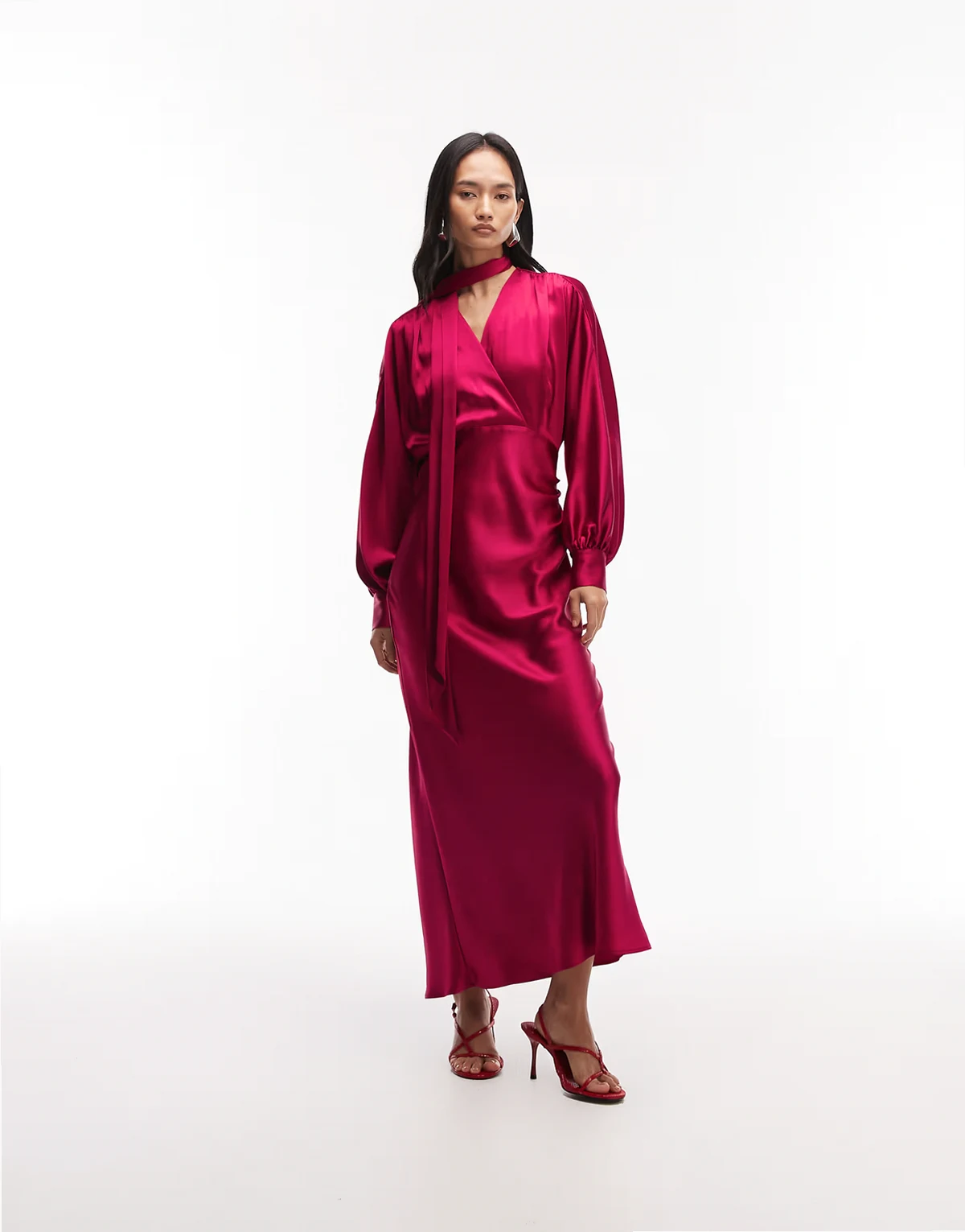 – Satin-Maxikleid in Himbeerrot mit voluminösen Ärmeln und abnehmbarem Schal