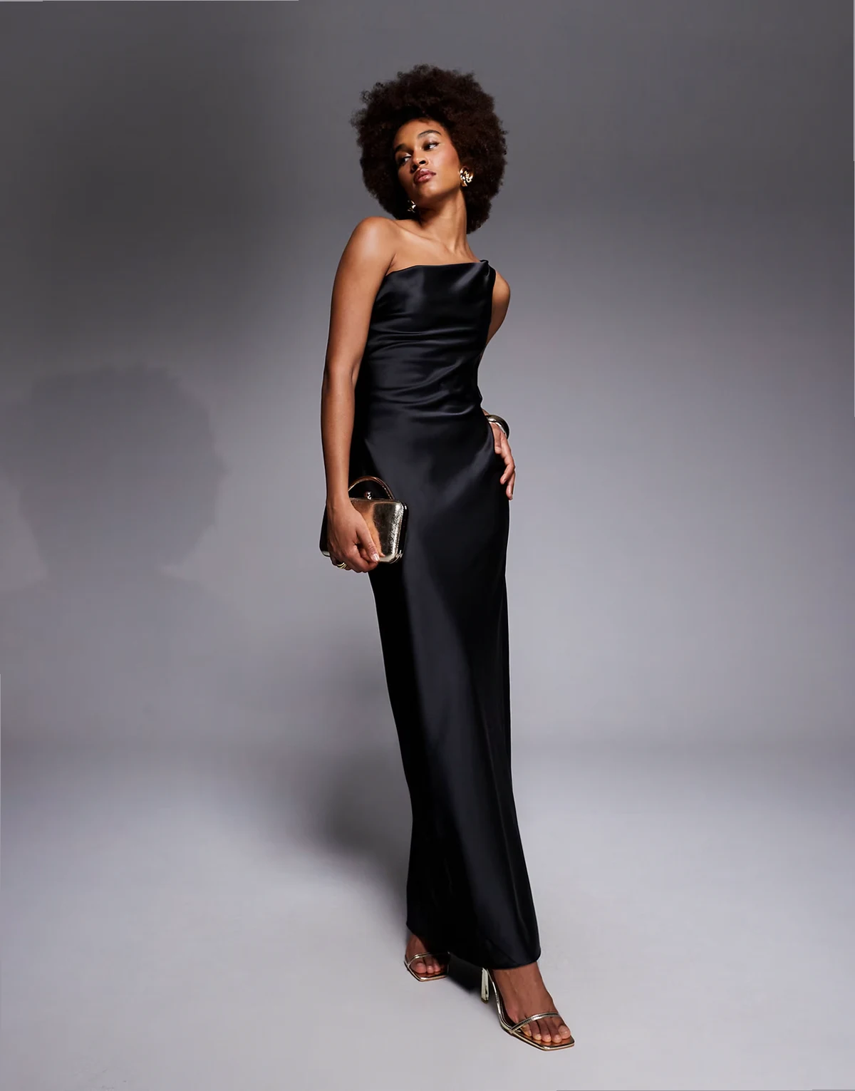 ASOS DESIGN Tall – Asymmetrisches Satin-Maxikleid in Schwarz mit One-Shoulder-Träger und Drapierung