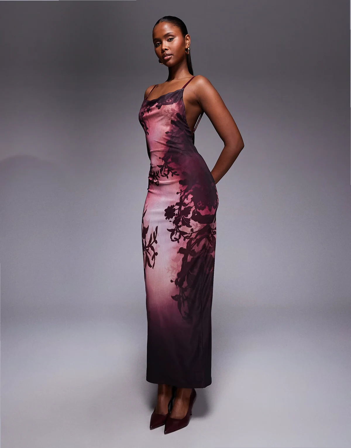 – Modelująca sukienka maxi bodycon premium na ramiączkach z odkrytymi plecami w bordowy kwiatowy wzór w stylu vintage