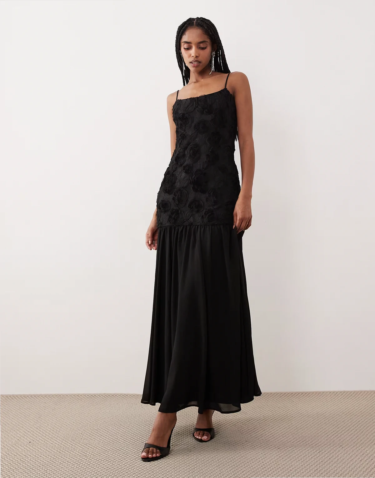 – Besticktes Midikleid in Schwarz mit tiefer Taille