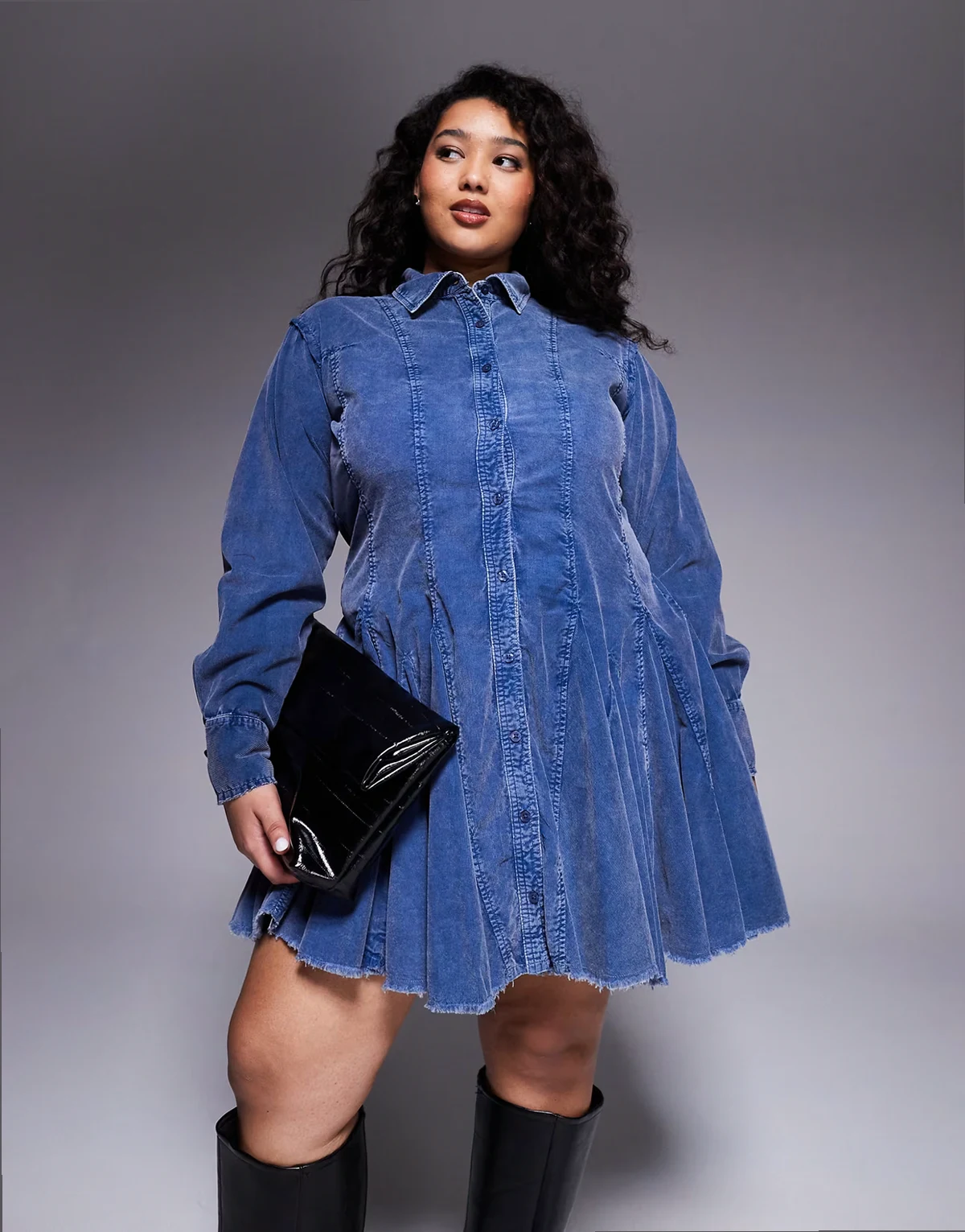 ASOS DESIGN Curve – Koszulowa taliowana sukienka sztruksowa z godetami w spranym kolorze indygo