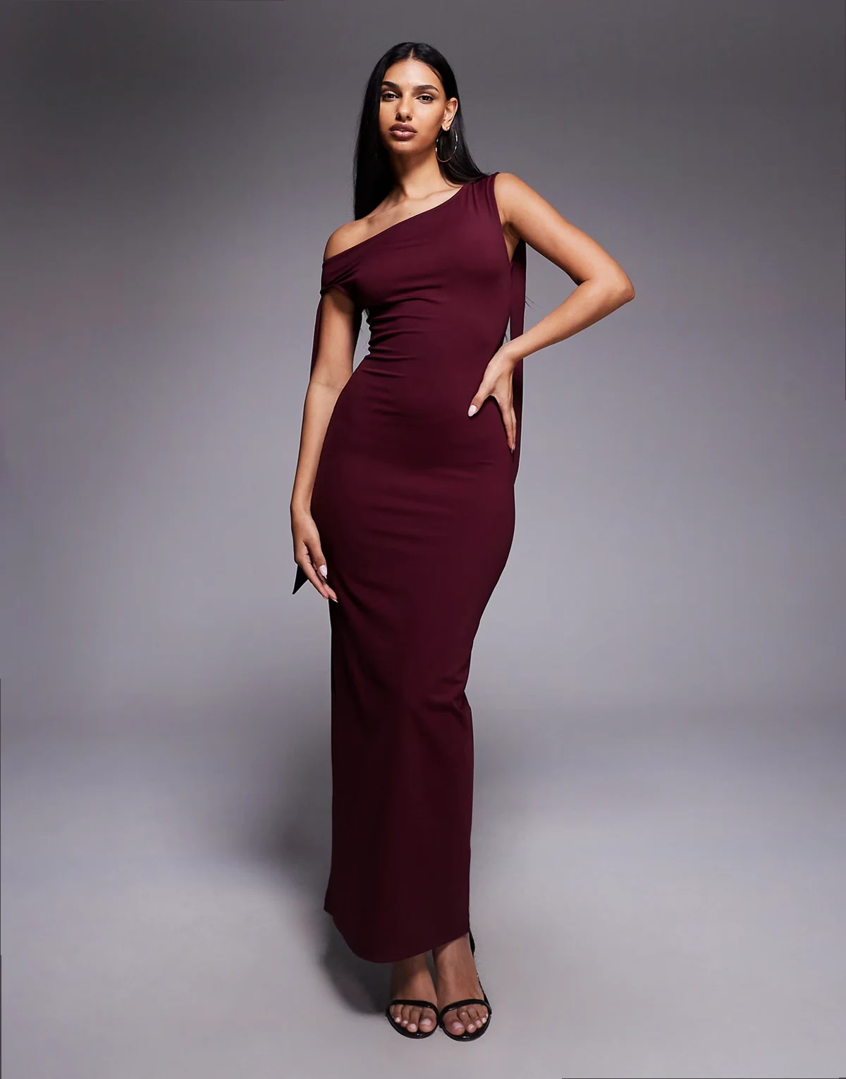 Exclusive – Bordowa przylegająca sukienka maxi bodycon z asymetrycznymi wiązaniami na ramionach