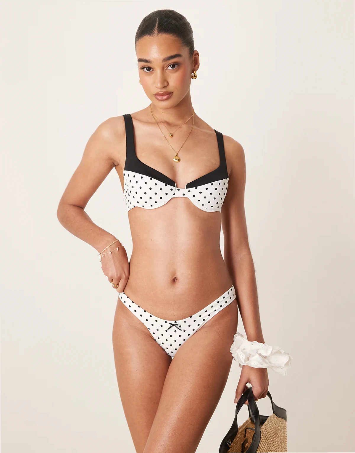 – Gepunktete Bikinihose mit hohem Beinausschnitt in Weiß