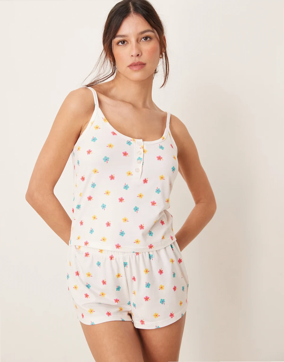 – Bardzo miękki zestaw w kwiatowy wzór: top na ramiączkach i szorty