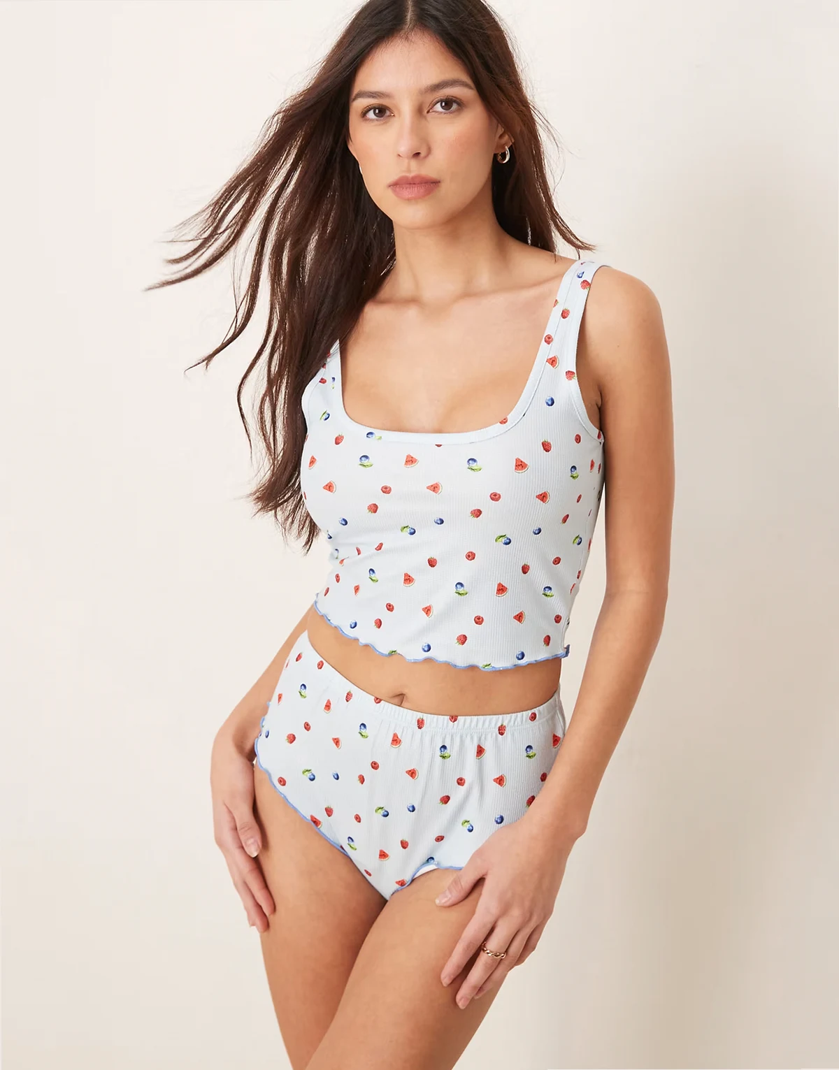 – Niebieska piżama o fakturze wafla w owoce: krótki, przylegający top bez rękawów i krótkie szorty