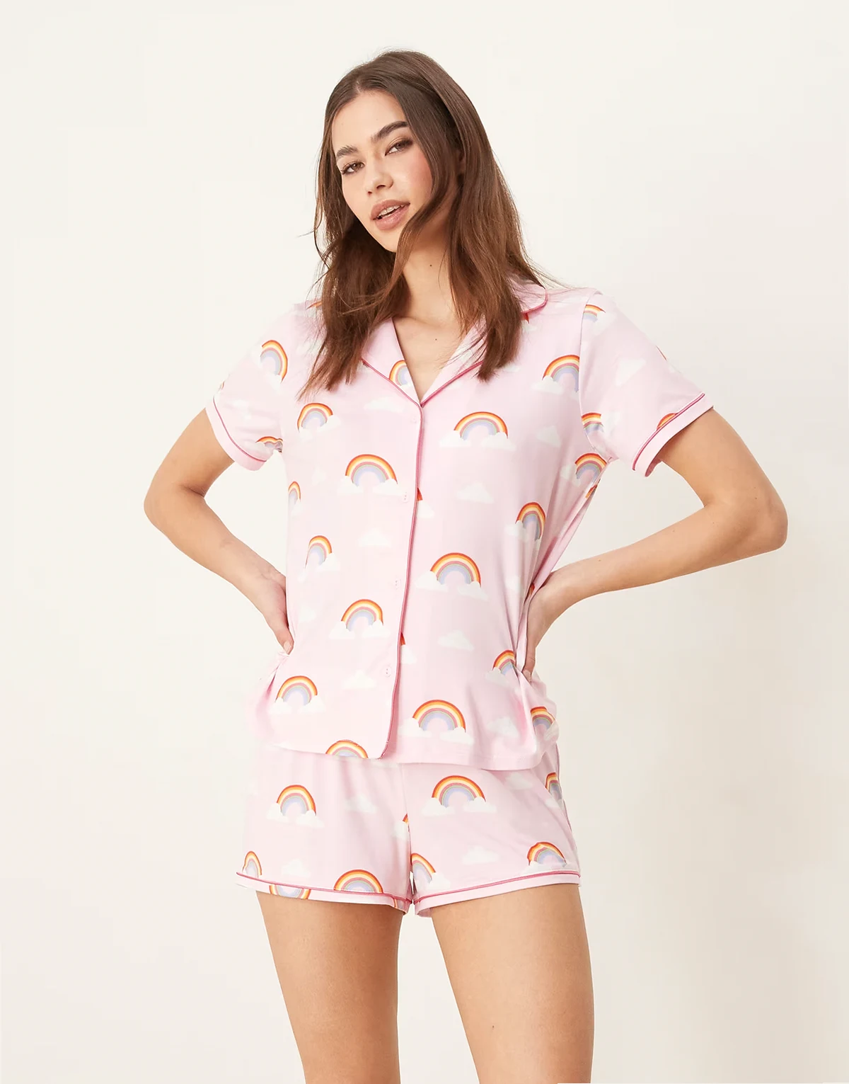 – Pyjama mit kurzärmligem Hemd mit Reverskragen und Shorts mit Regenbogenprint