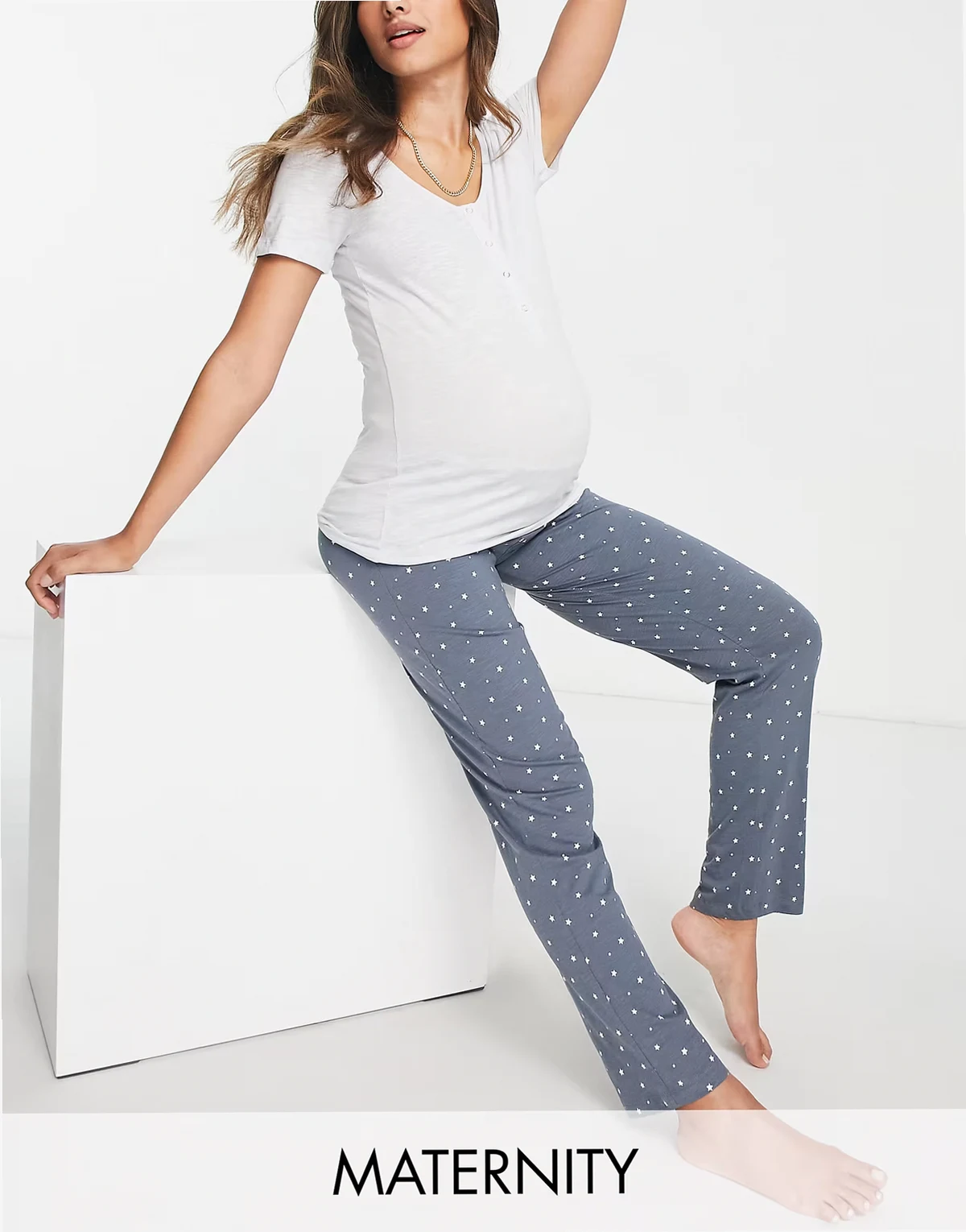 Mamalicious – Umstandsmode – Mehrfarbiger Pyjama mit Sternmuster und Stillfunktion