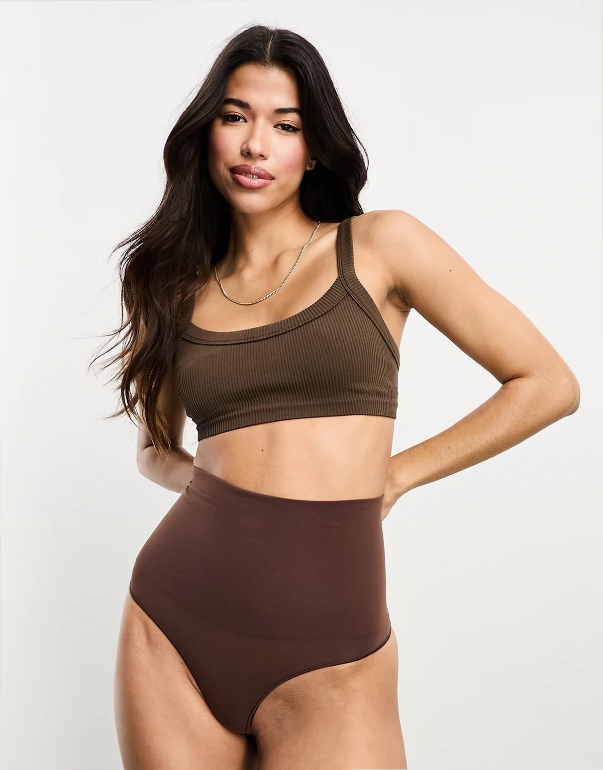 – Nahtloser Tanga in Braun mit hohem Bund