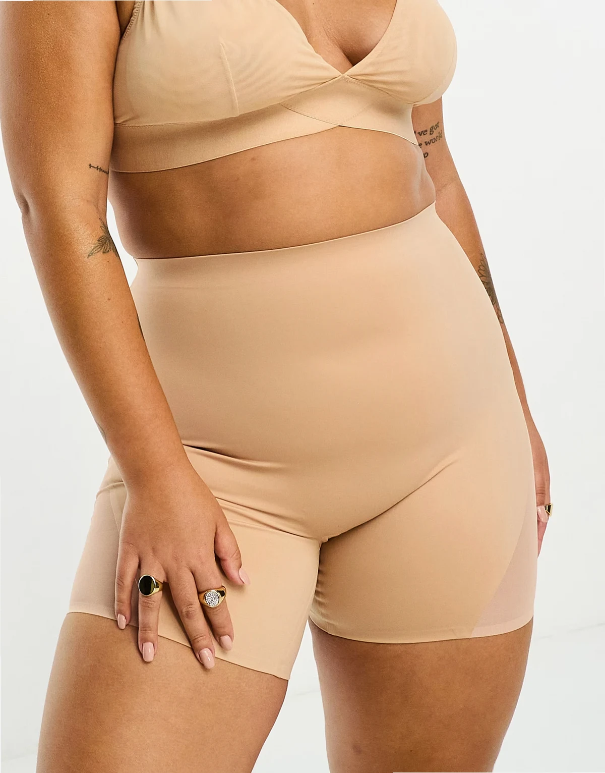 ASOS DESIGN Curve – Beżowe modelujące szorty z siateczką