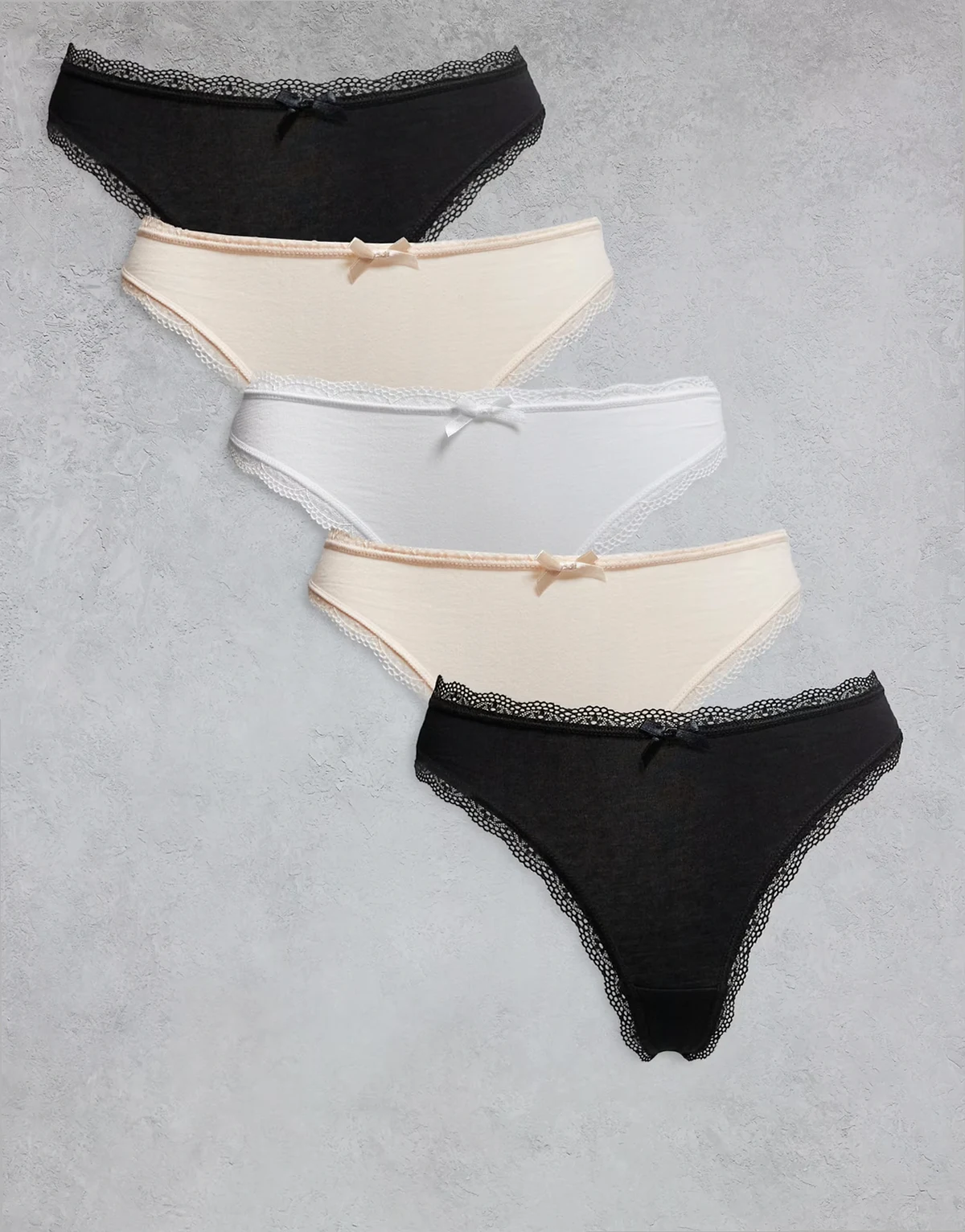 – Essential – Zestaw 5 par bawełnianych stringów w różnych kolorach