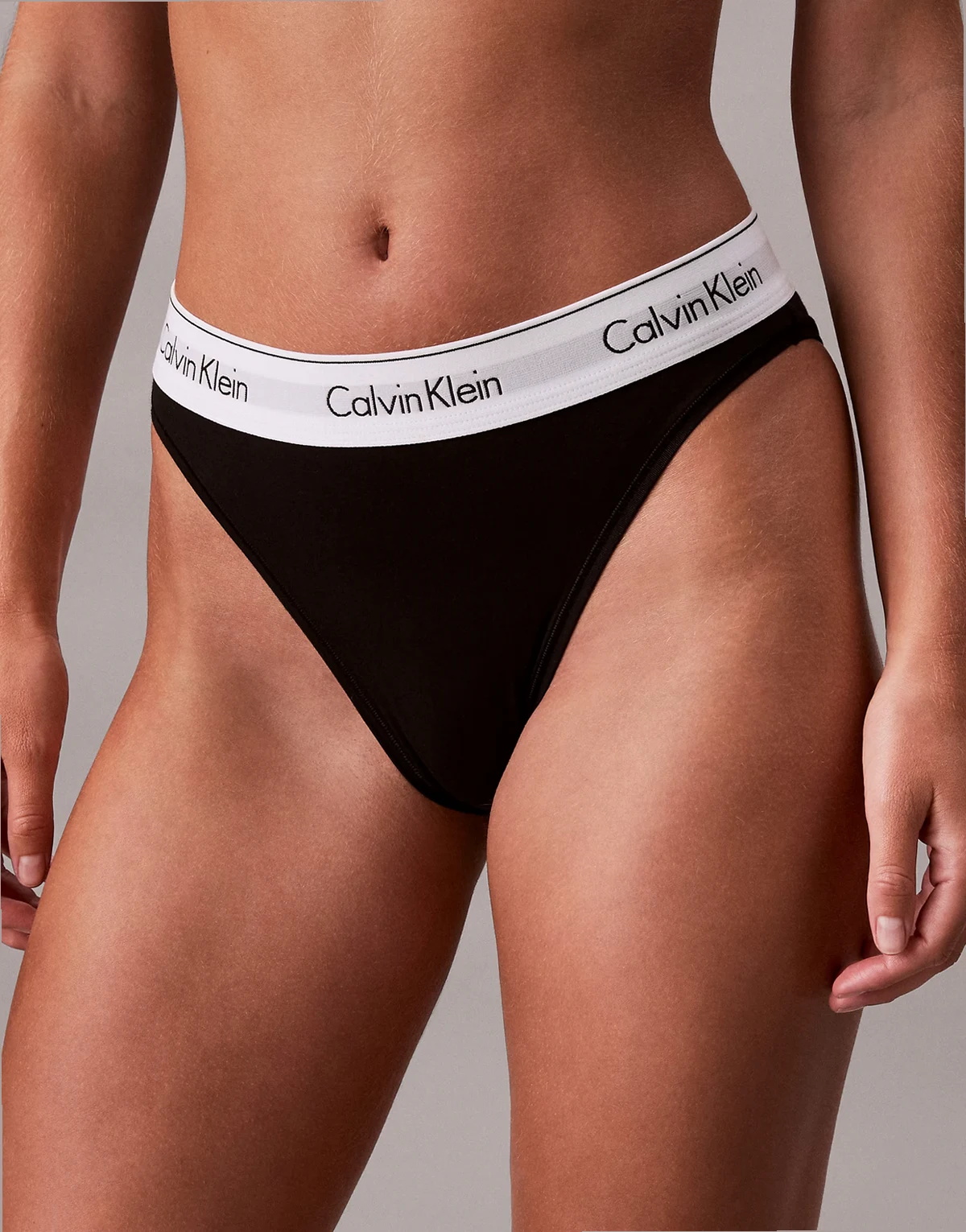 – Bikinihose aus Modal in Schwarz mit hohem Beinausschnitt