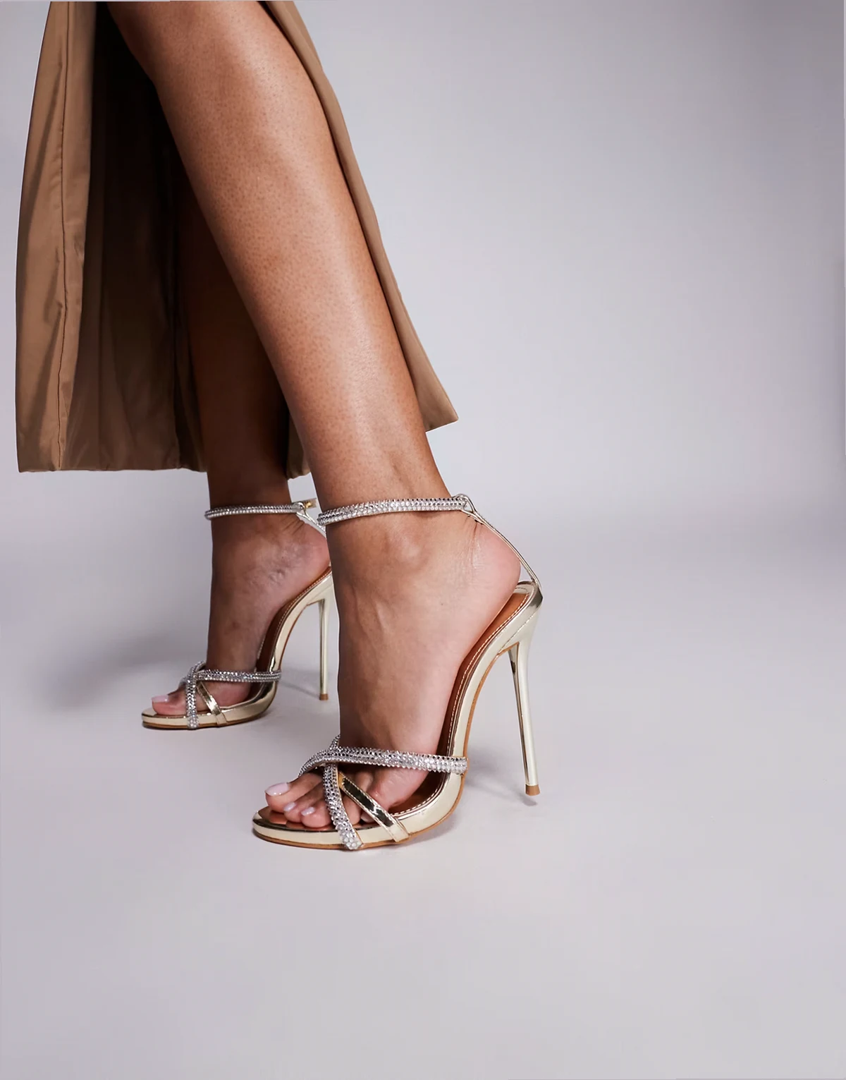SIMMI London Wide Fit – Solar – Verzierte Sandaletten mit Absatz in Silber und Gold, weite Passform