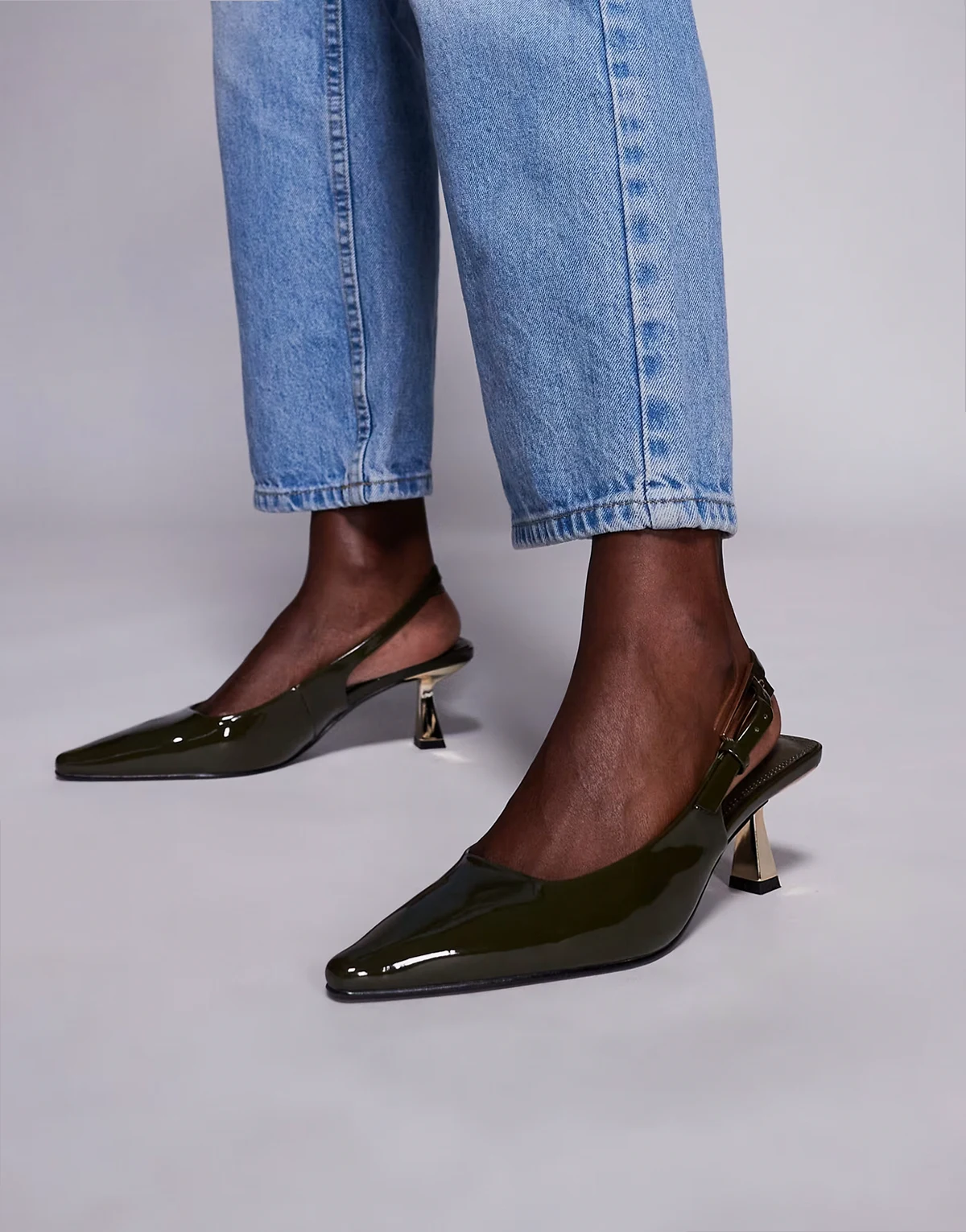 Simmi London – June – Lakierowane oliwkowe buty na obcasie-kaczuszce z noskami w szpic i paskami za piętą