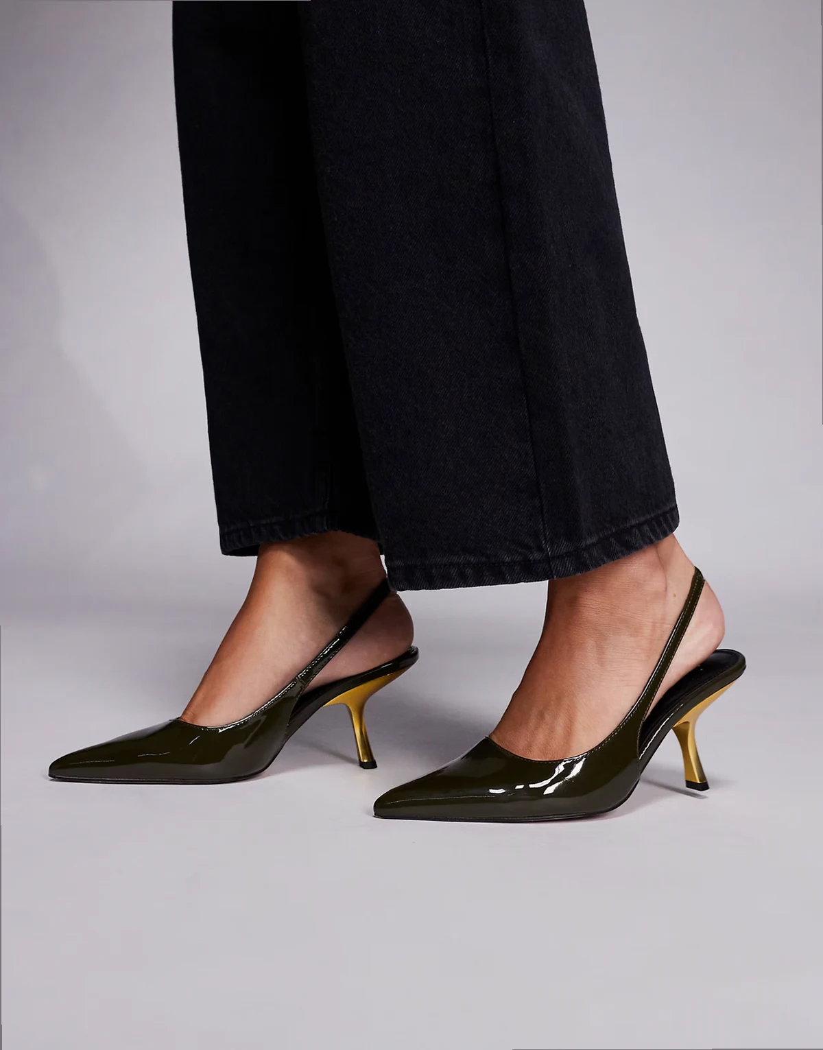 – Sophia – Slingback-Schuhe in grüner Lack-Optik mit konrastrierendem, mittelhohen Absatz