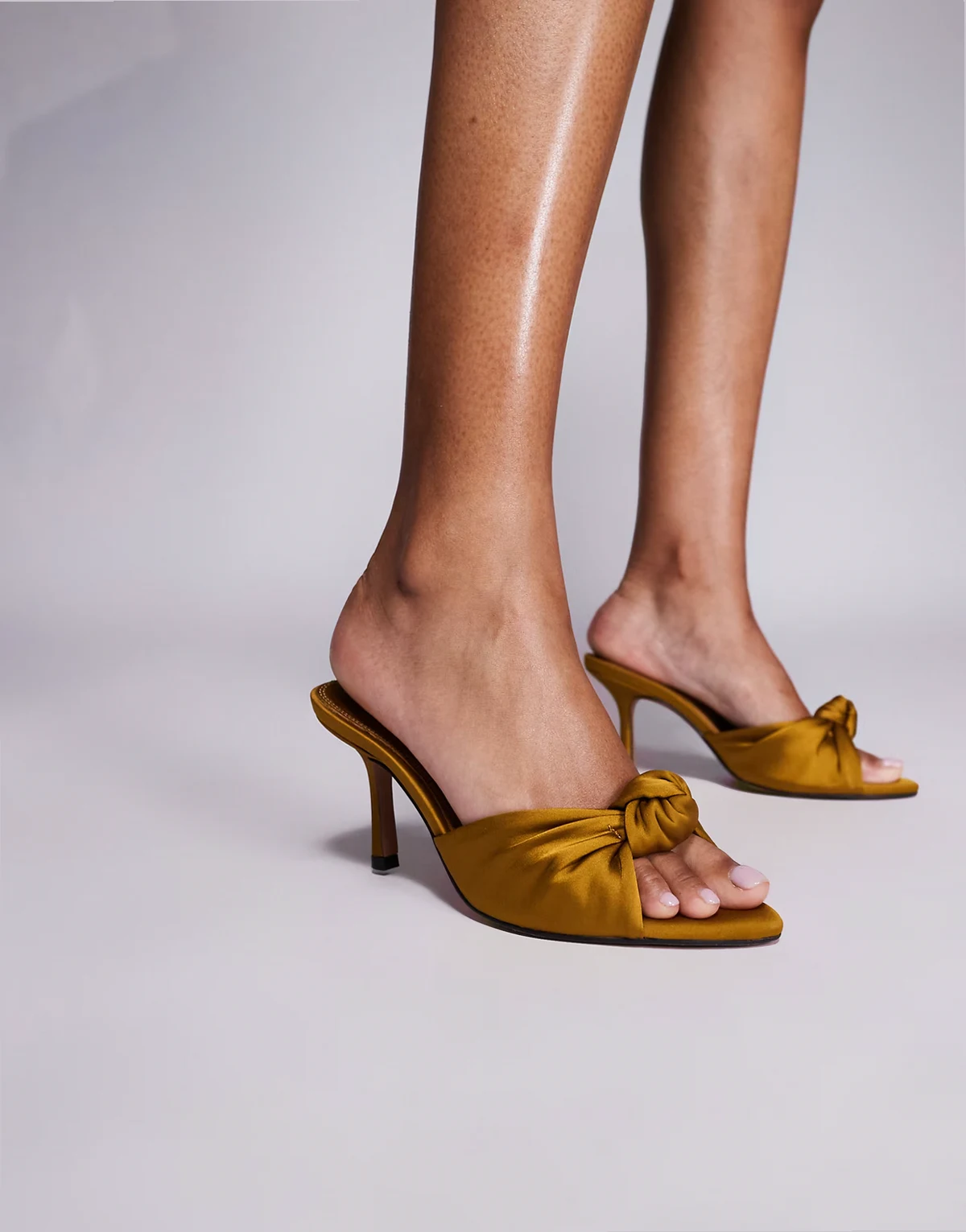 – Nemo – Mules aus ockerfarbenem Satin mit Knoten-Detail und hohem Absatz
