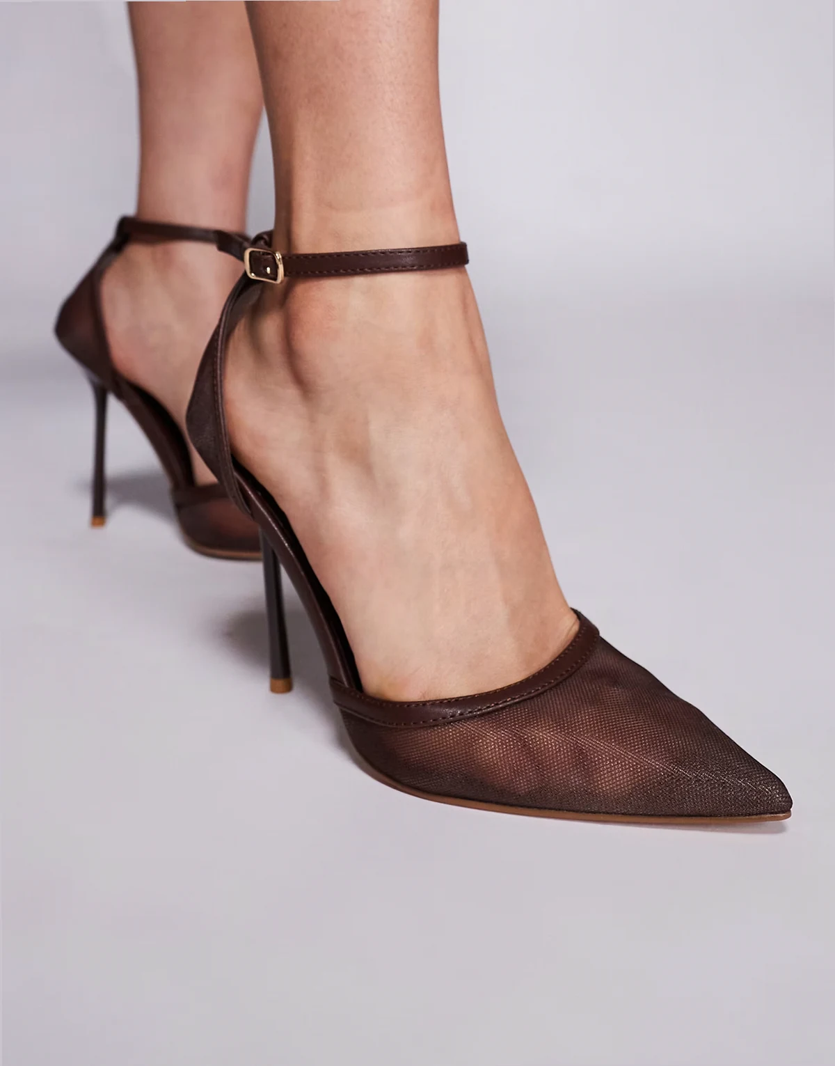 Simmi London Wide Fit – Mandisa – Czekoladowe siateczkowe buty na obcasie