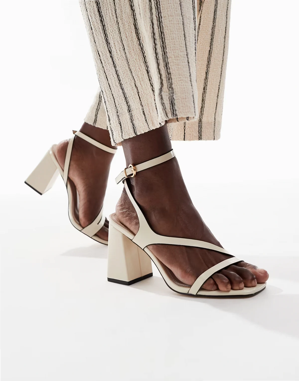 – Aubrey – Sandalen aus PU in Wollweiß mit Blockabsatz