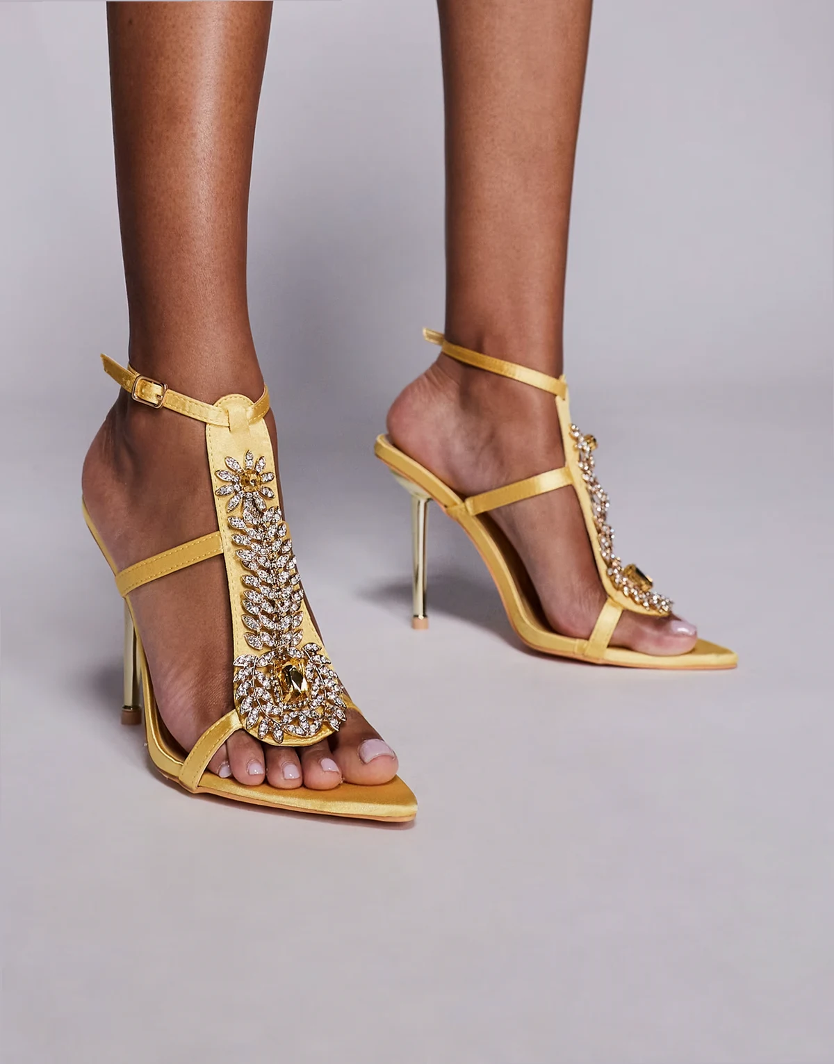 – Wyatt – Verzierte Gitter-Sandaletten in Gold mit hohen Absätzen